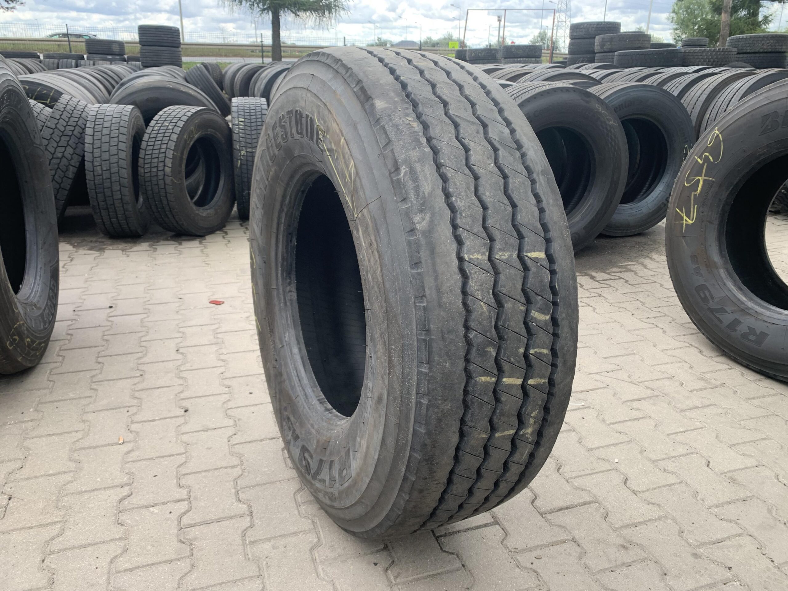 Opona ciężarowa 295/80R22.5 MICHELIN X MULTIWAY 3D XDE / 7-9mm Opona ciężarowa 385/65R22.5 BRIDGESTONE R179 AS / 11-12mm