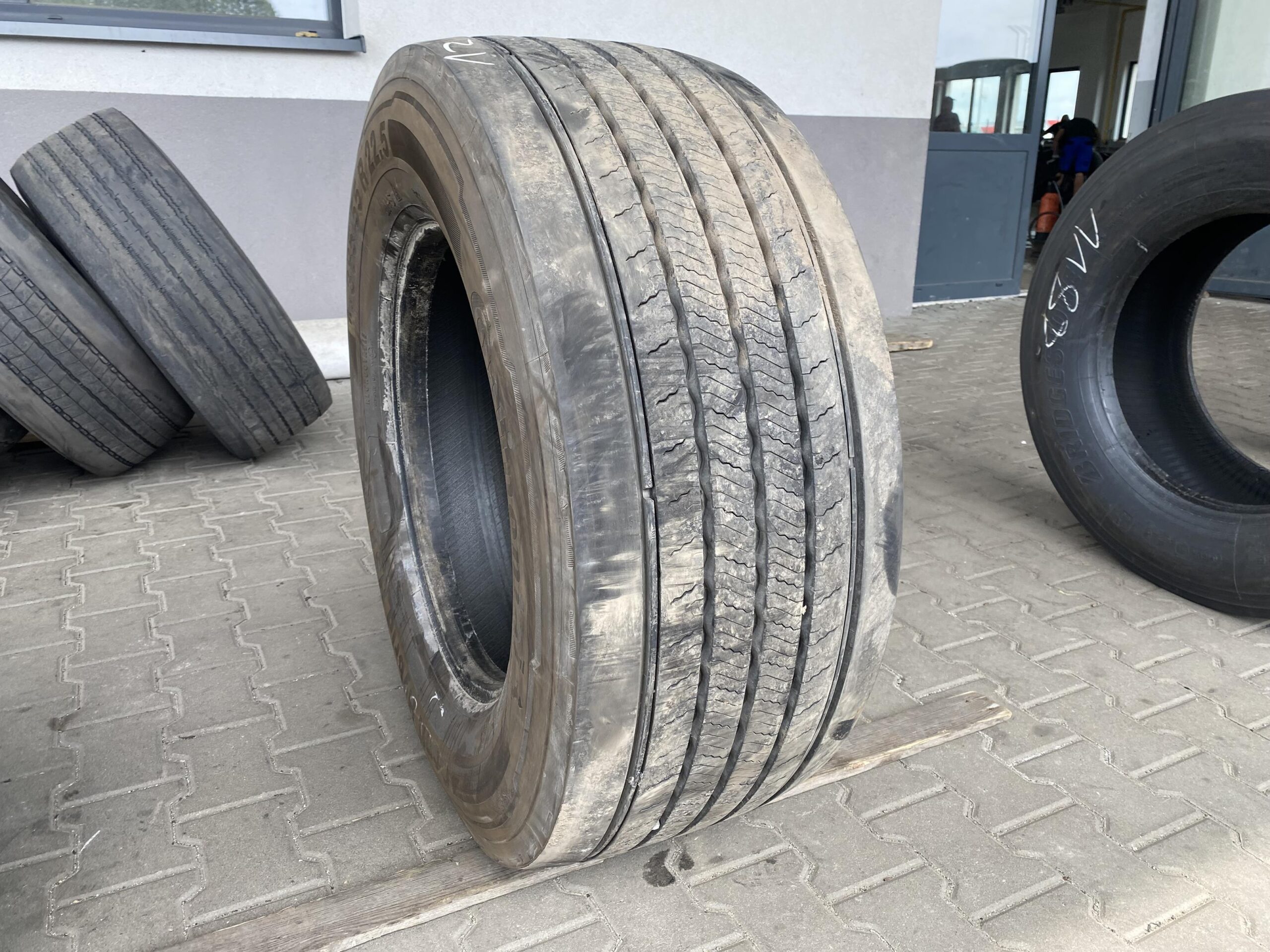 Opona ciężarowa używana 385/55R22.5 CONTINENTAL CONTI HYBRID HS3+ / 11-13mm Opona ciężarowa używana 385/55R22.5 CONTINENTAL CONTI HYBRID HS3+ / 11-13mm