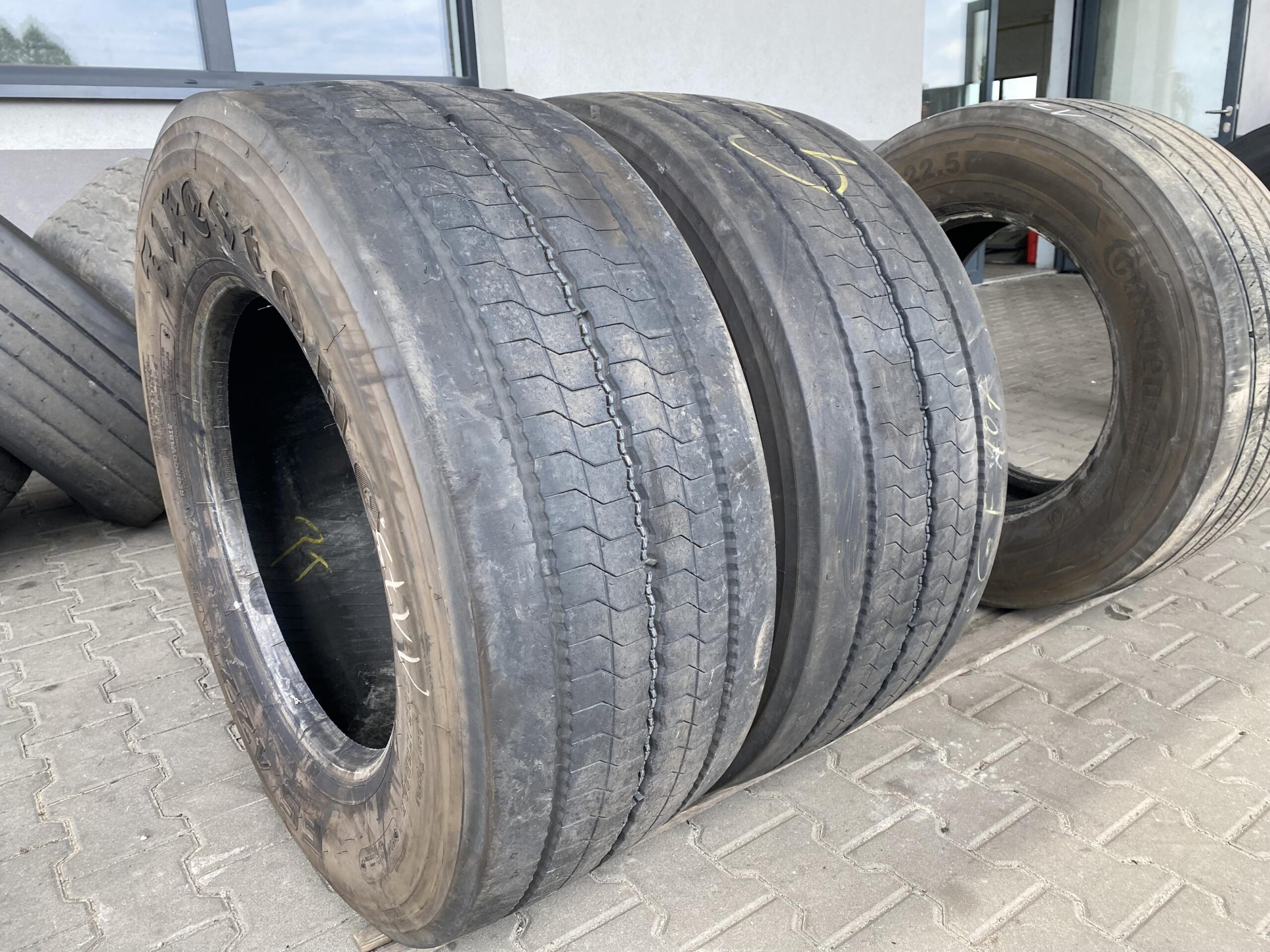 Opony ciężarowe używana 385/55R22.5 FIRESTONE FS 422 PLUS / 8-10mm Opony ciężarowe używana 385/55R22.5 FIRESTONE FS 422 PLUS / 8-10mm