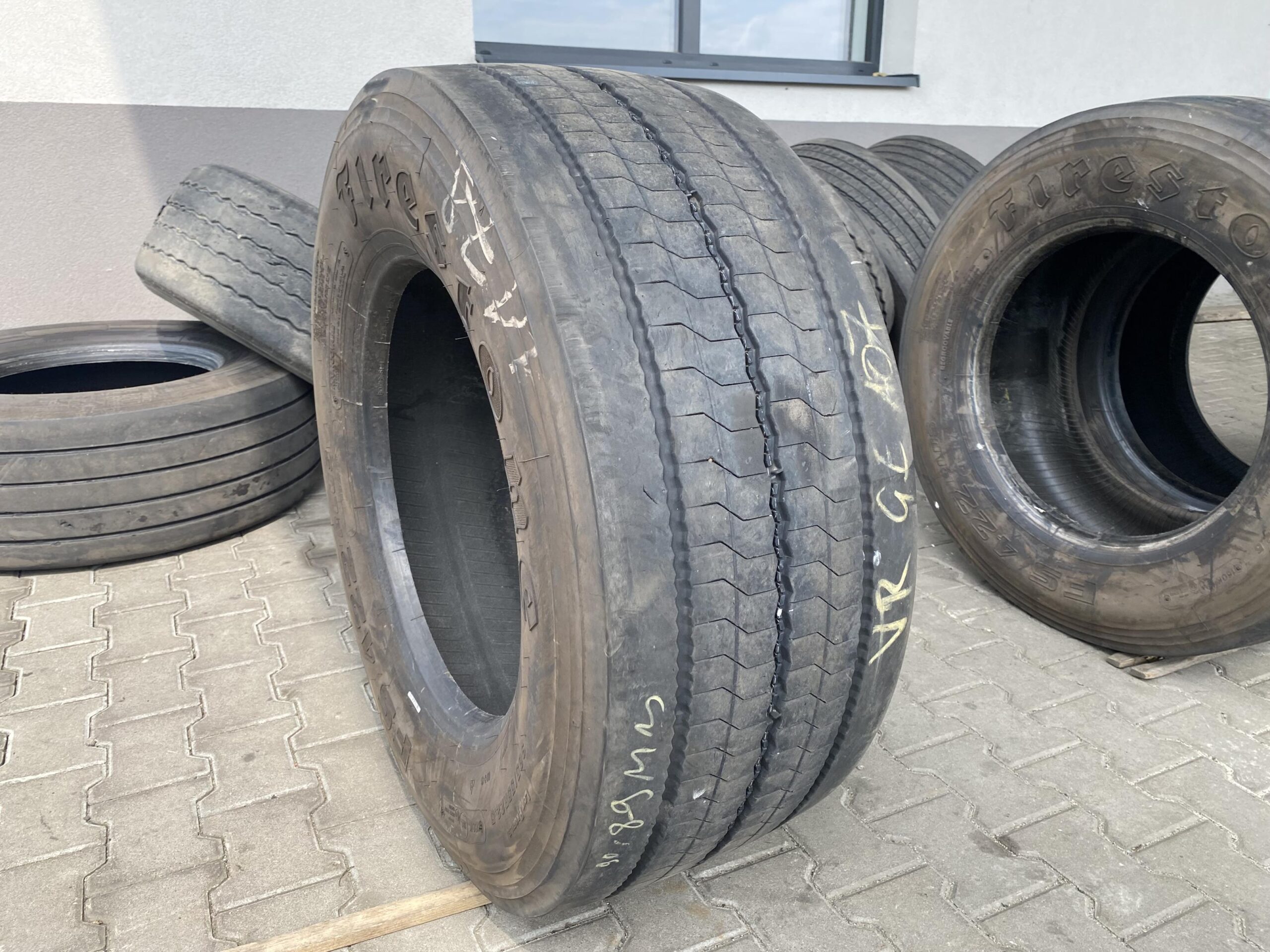 Opona ciężarowa używana 385/55R22.5 FIRESTONE FS 422 PLUS / 9mm Opona ciężarowa używana 385/55R22.5 FIRESTONE FS 422 PLUS / 9mm