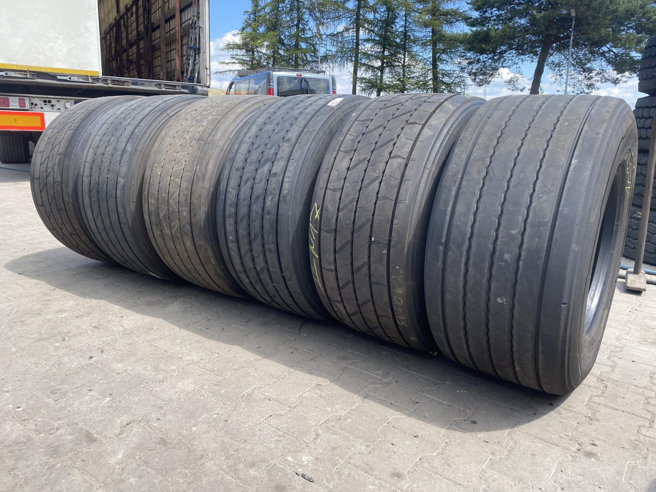 Opony ciężarowe używana 435/50R19.5 CONTINENTAL CONTI HYBRID HT3 Opony ciężarowe używana 435/50R19.5 CONTINENTAL CONTI HYBRID HT3