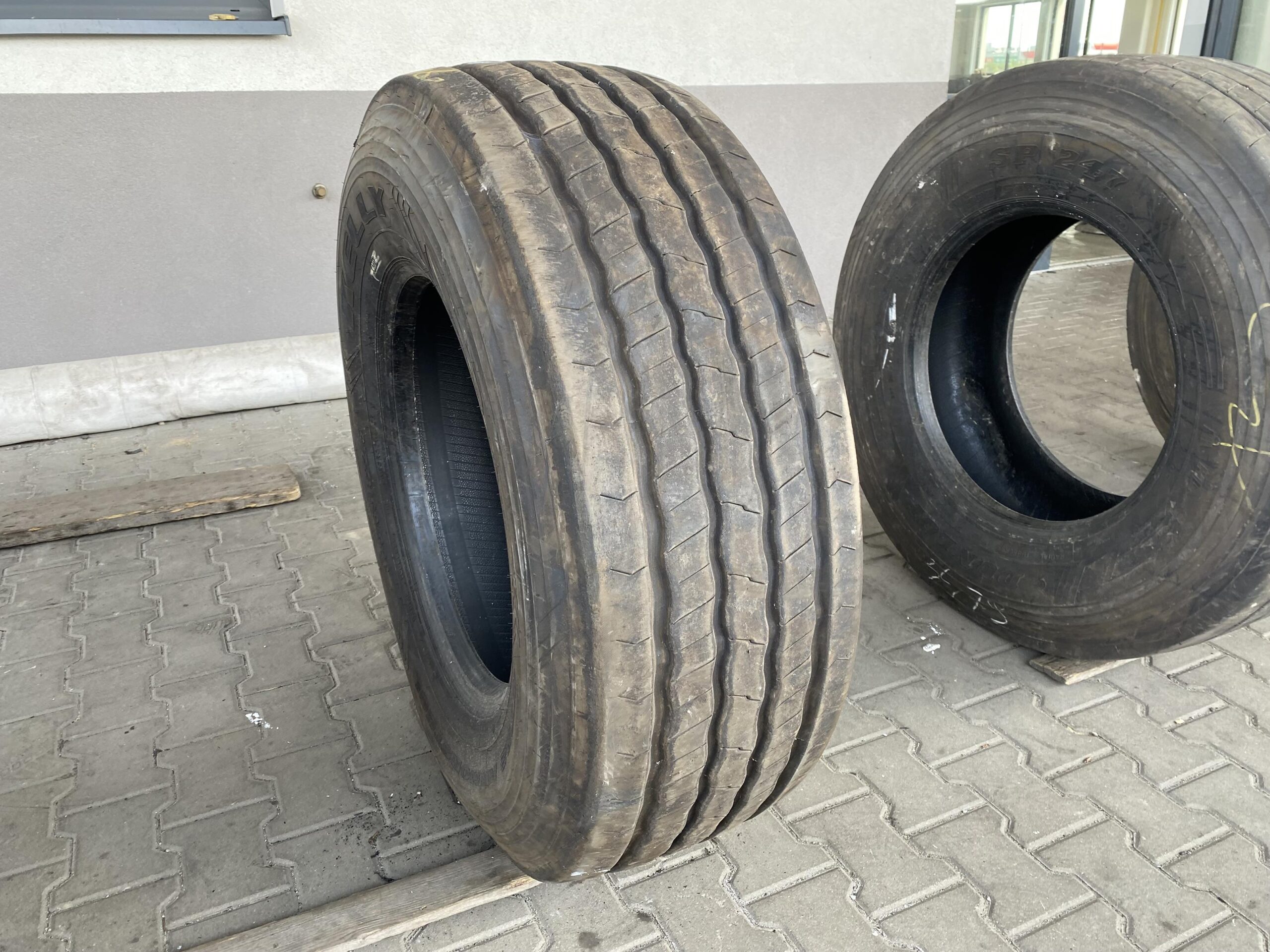 Opona ciężarowa używana 385/65R22.5 KELLY KTR2 ARMORSTEEL / 11-12mm Opona ciężarowa używana 385/65R22.5 KELLY KTR2 ARMORSTEEL / 11-12mm