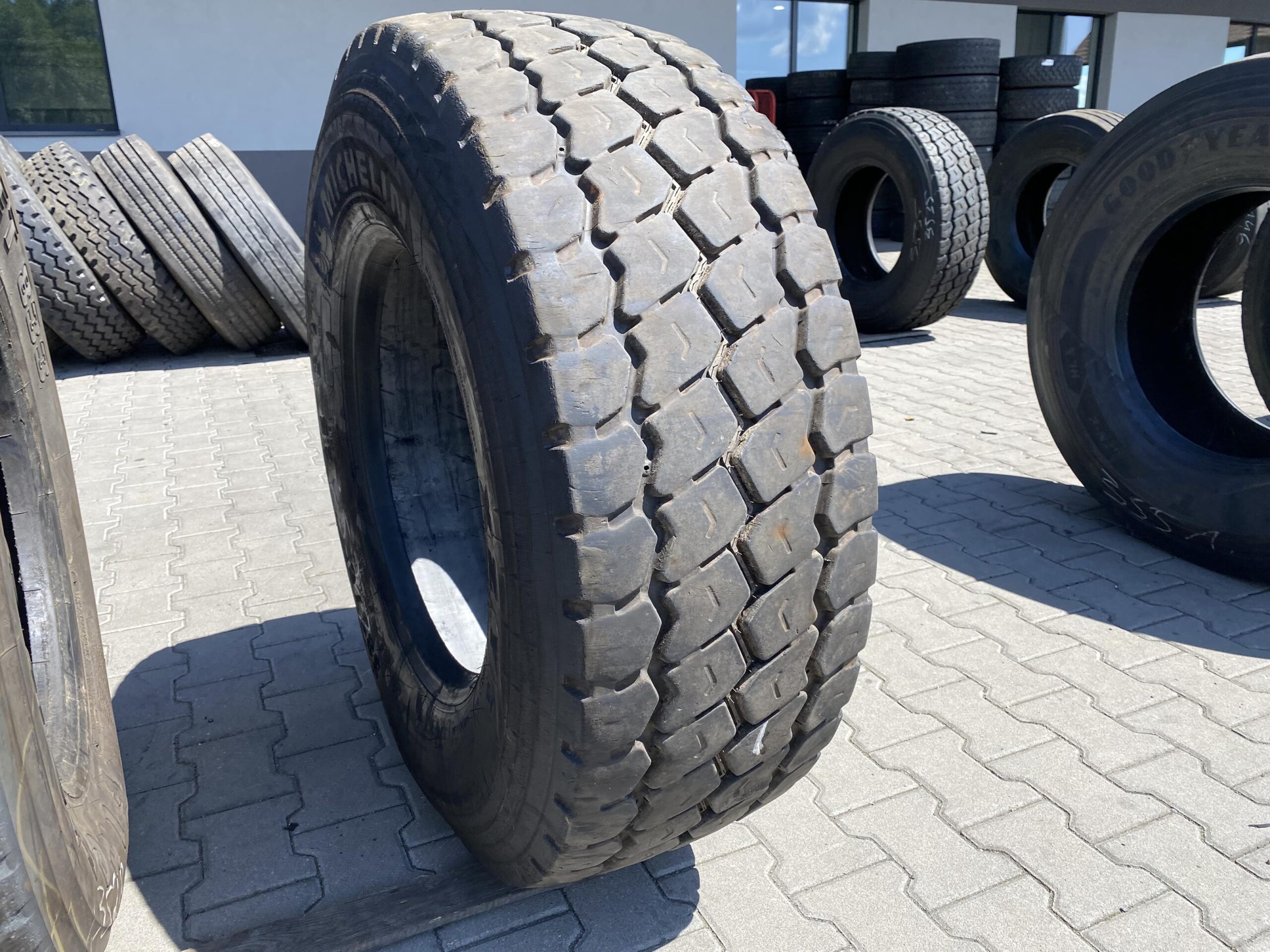 Opona ciężarowa używana 385/65R22.5 MICHELIN XZY3 / 13-14mm Opona ciężarowa używana 385/65R22.5 MICHELIN XZY3 / 13-14mm