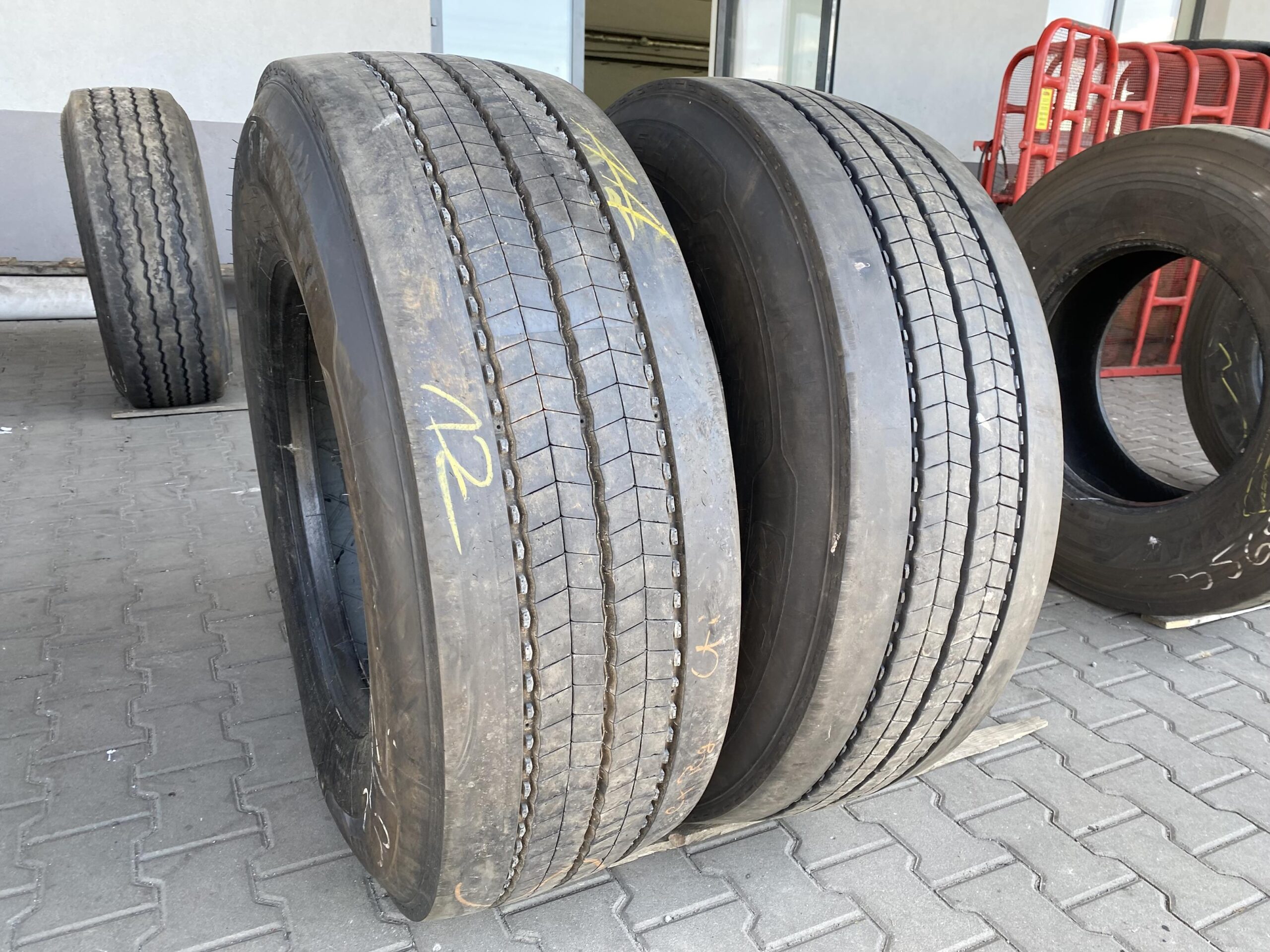 Opony ciężarowe używana 385/65R22.5 MICHELIN X MULTI Z / 13mm Opony ciężarowe używana 385/65R22.5 MICHELIN X MULTI Z / 13mm