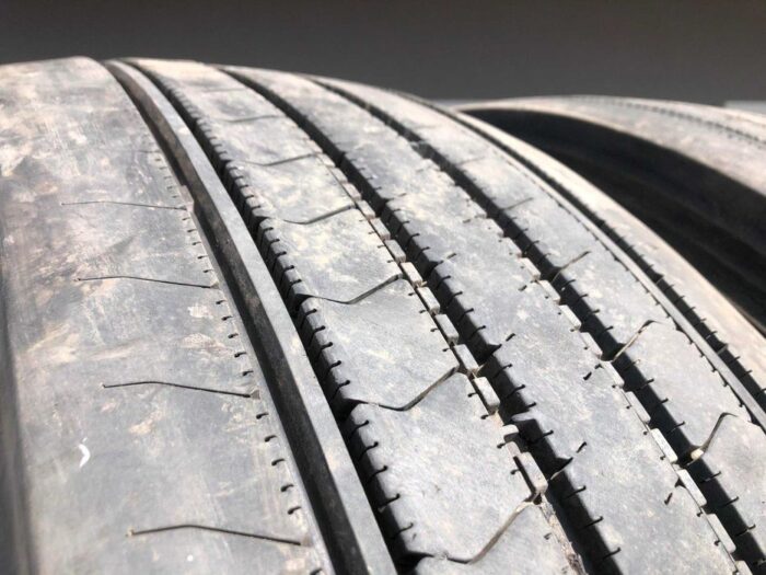 Używane opony ciężarowe 315/80R22.5 FIRESTONE FS422 / 8-9mm
