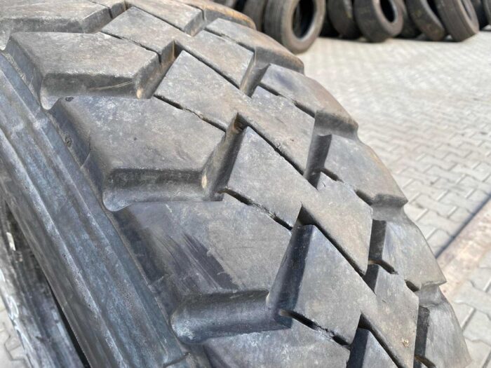 Używana opona ciężarowa 315/80R22.5 BIEŻNIKOWANA  TYP BUDOWLANA  Z / 14-16mm