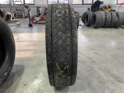  Używana opona ciężarowa 315/80R22.5 DUNLOP SP445 / 10-11mm