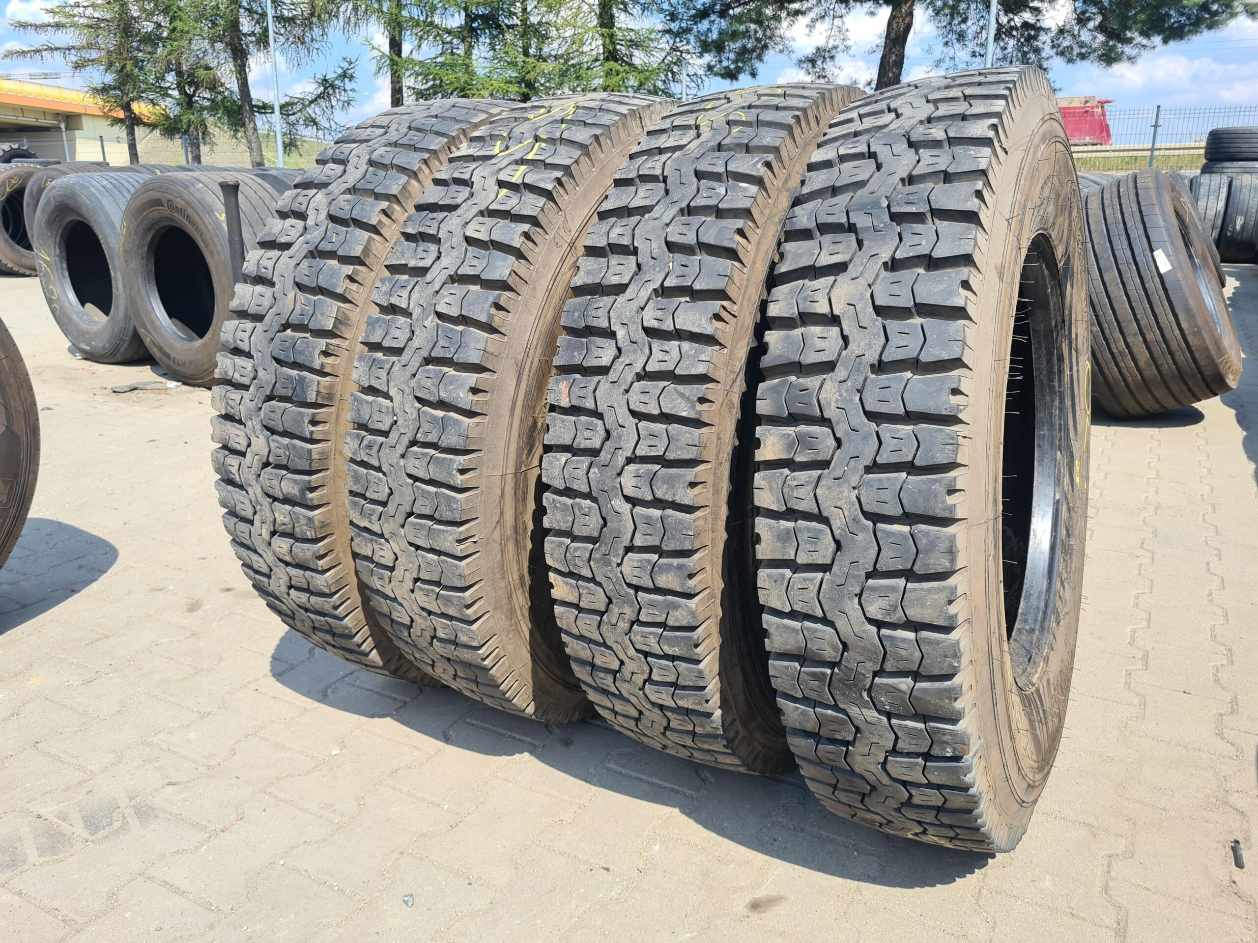 Opona ciężarowa 425/65R22.5 MICHELIN XZY3 / 18mm Opony ciężarowe 10R22.5 PIRELLI TH25 / 14-15mm