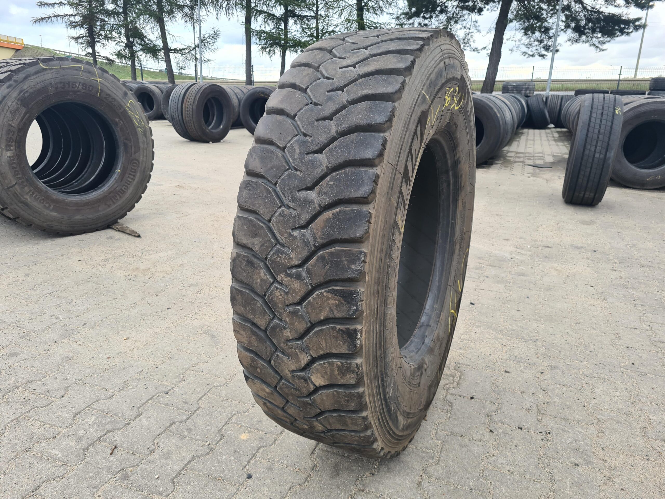 Opona ciężarowa 315/70R22.5 PIRELLI FR:01 TRIATHLON / 13mm Opona ciężarowa 315/80R22.5 MICHELIN X WORKS D HD / 13-14mm