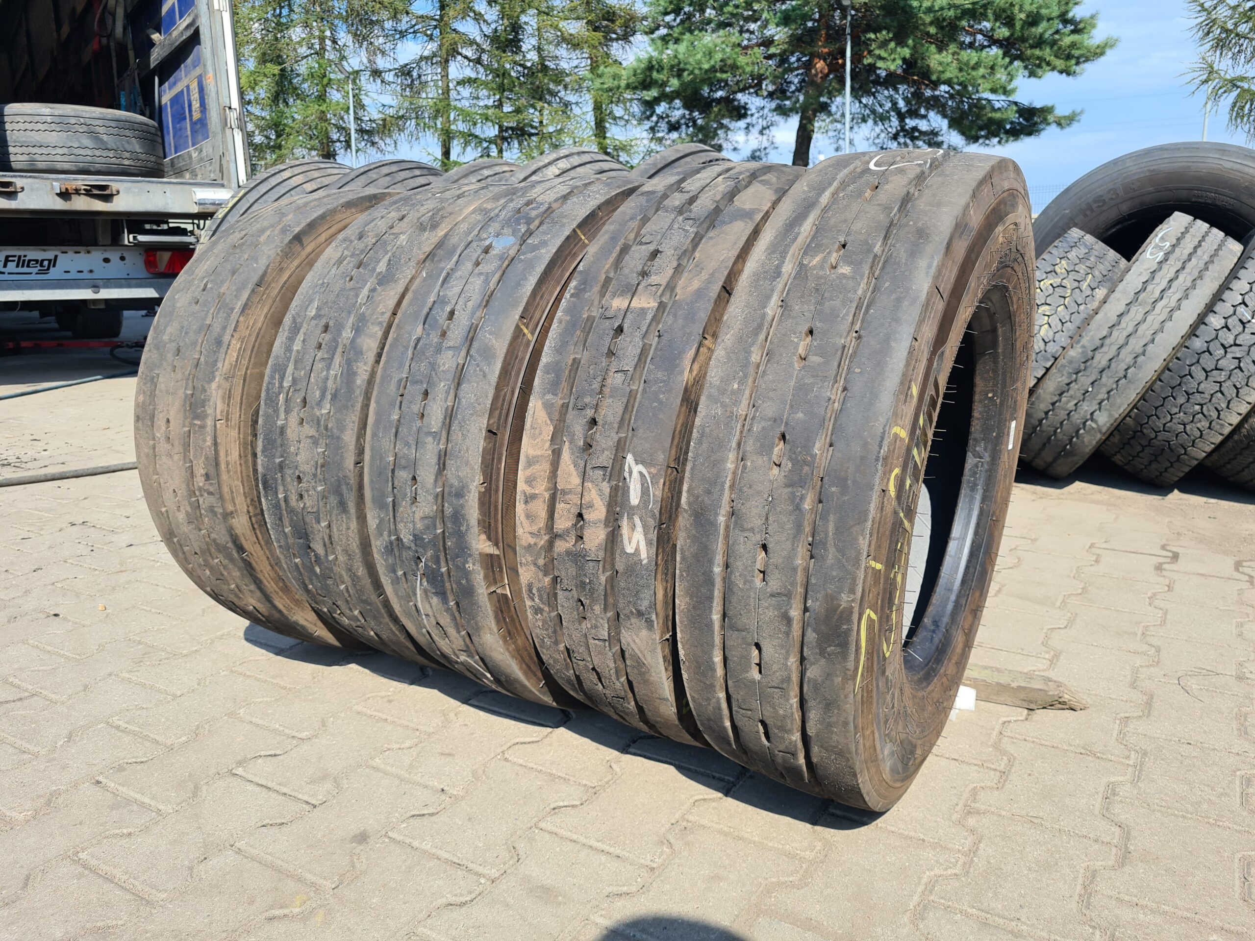 Opona ciężarowa 315/70R22.5 BRIDGESTONE R-STEER 002 DURAVIS / 8-11mm Opony ciężarowe 215/75R17.5 MICHELIN XMULTI T2 / 10-11mm