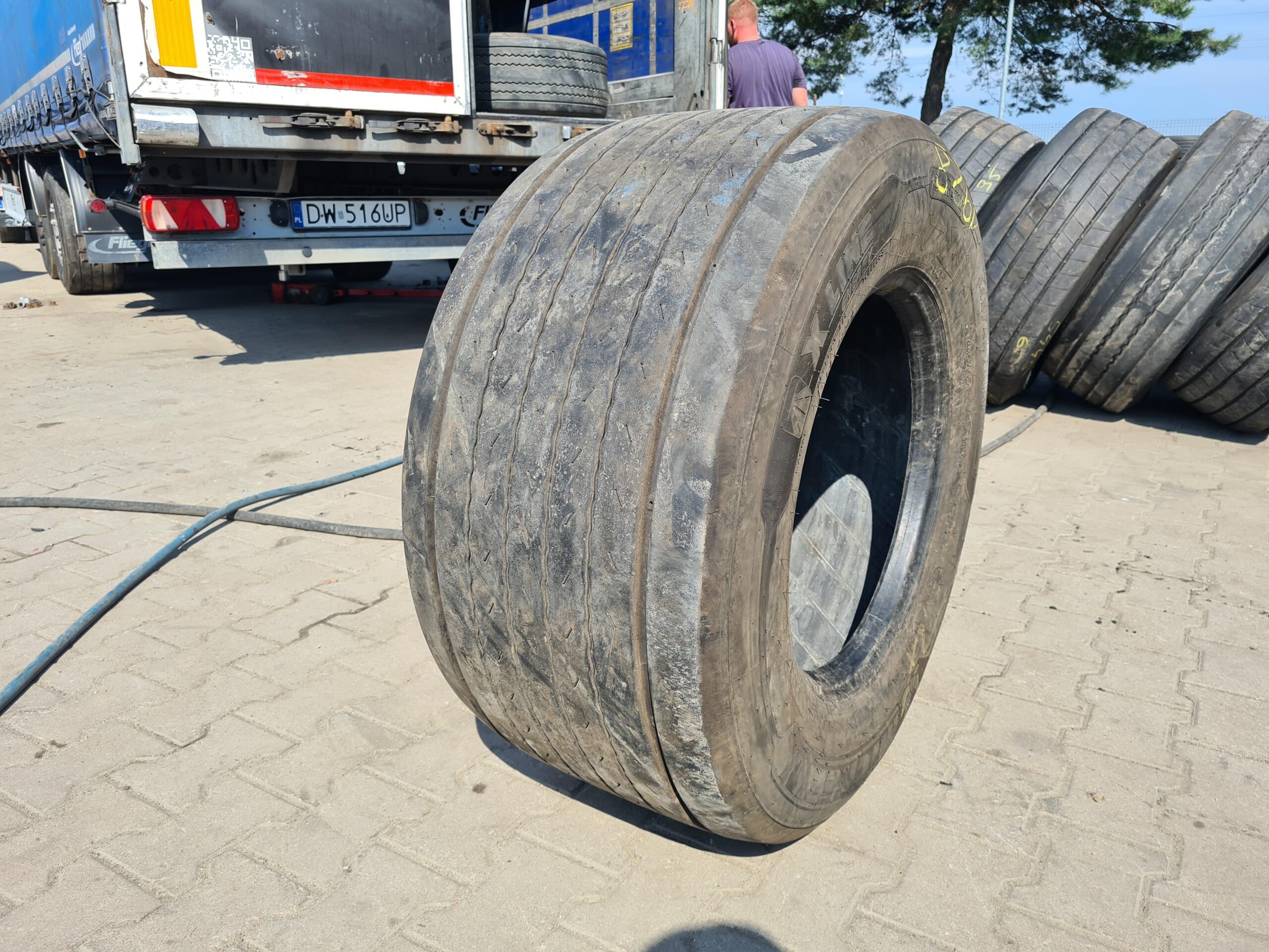 Opony ciężarowe 385/65R22.5 CONTINENTAL HYBRID HS3 / 13-14mm Opona ciężarowa 445/45R19.5 MICHELIN X LINE ENERGY T / 9-10mm