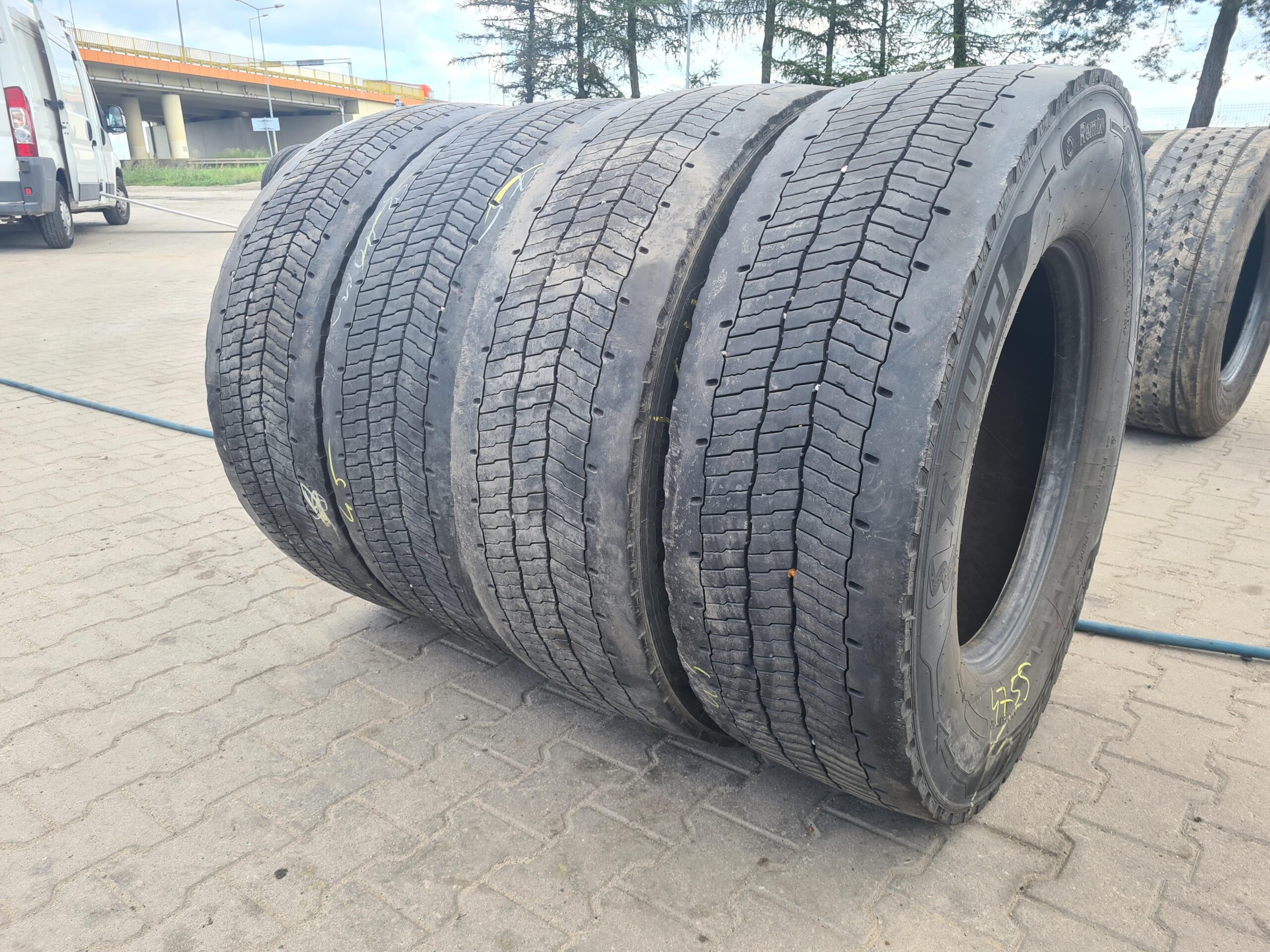 Opona ciężarowa 385/65R22.5 SEMPERIT RUNNER T2 / 8-9mm Opony ciężarowe 315/70R22.5 MICHELIN X MULTI D REMIX / 7-9mm