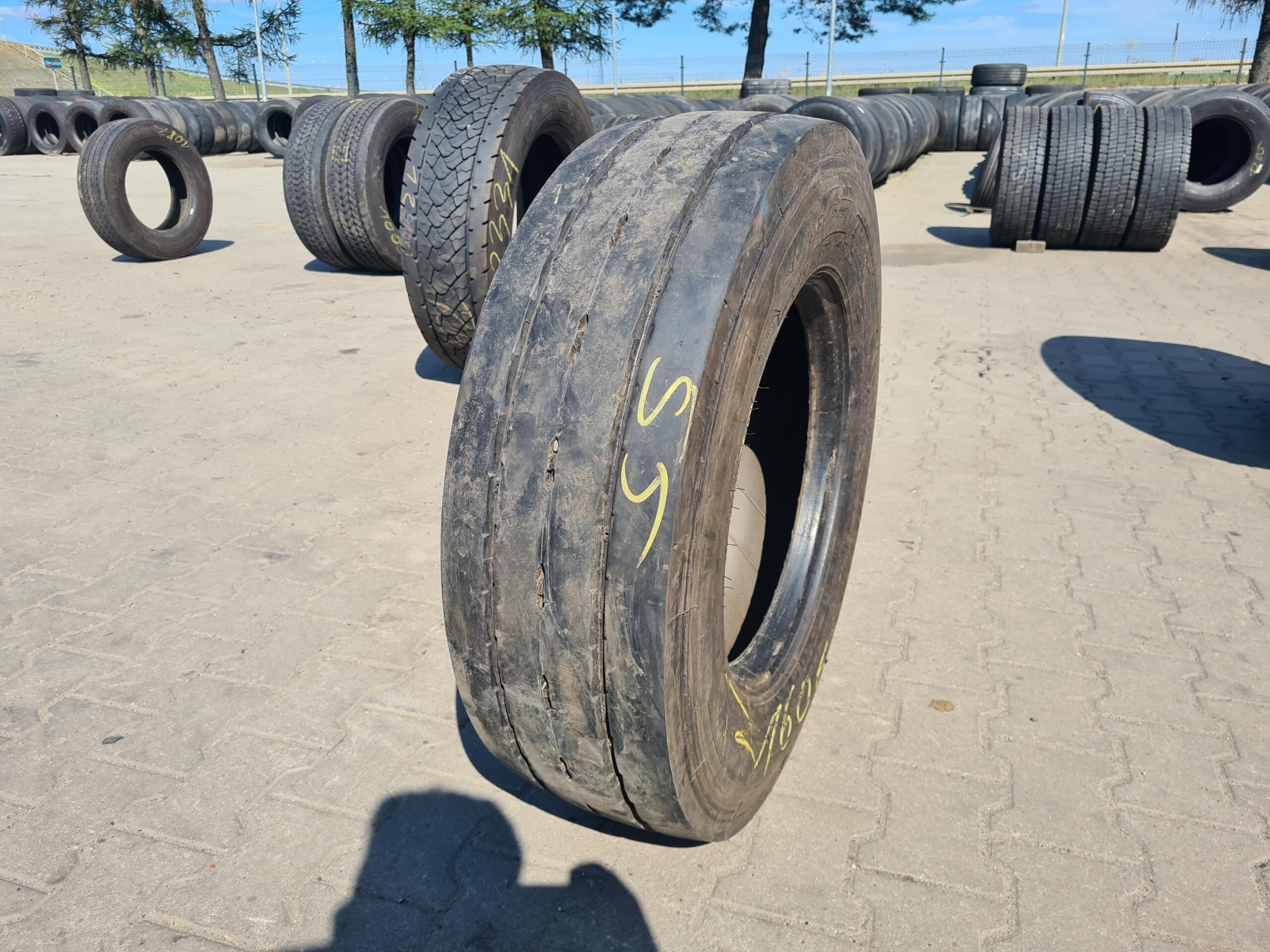 Opona do przyczepy rolniczej 10.00-20 PNEUMAT L22 / 10-13mm Opona ciężarowa 245/70R17.5 MICHELIN X MULTI T2 / 8-9mm