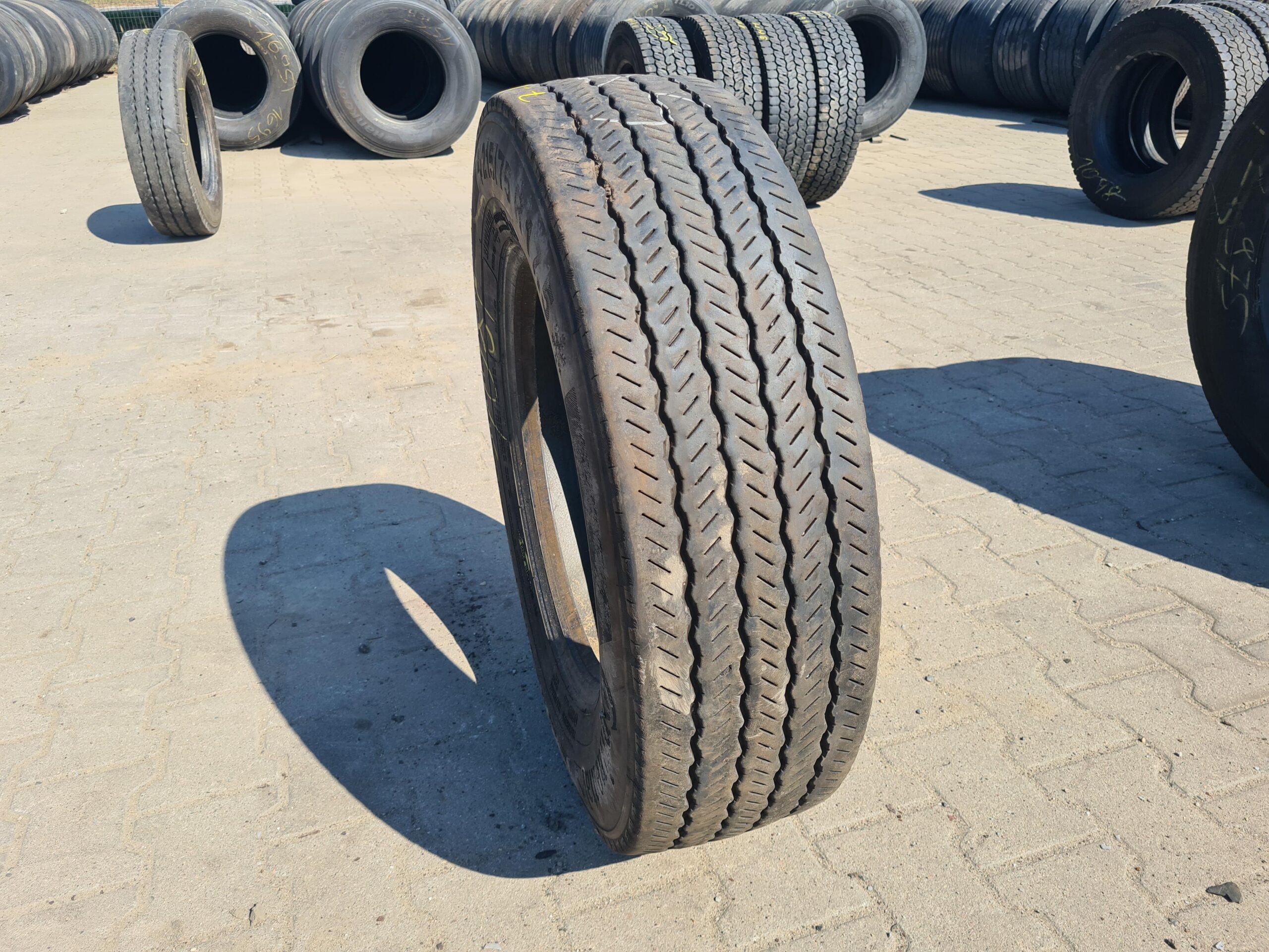 Opona ciężarowa 385/65R22.5 GITI GTR955 / 13-14mm Opona ciężarowa 215/75R17.5 CONTINENTAL CONTI SCANDINAVIA LS3 / 7-8mm