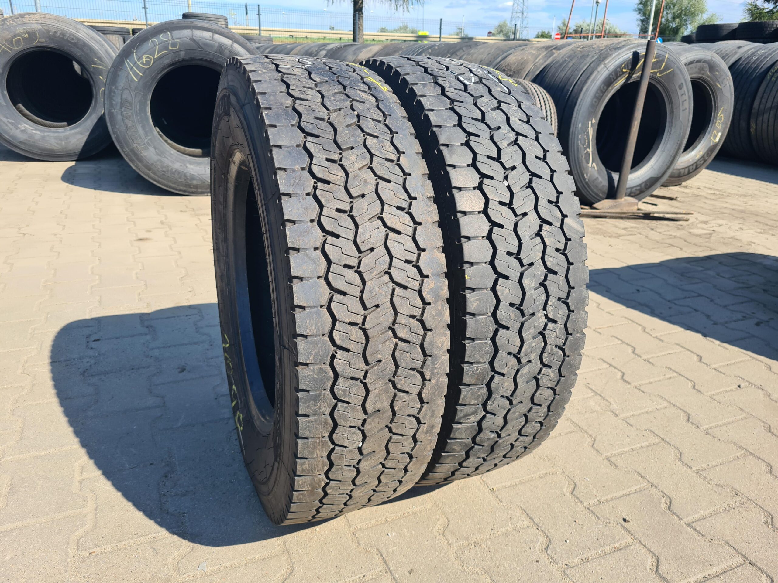 Opony ciężarowe 385/65R22.5 APOLLO ENDURACE RT2 / 9-10mm Opony ciężarowe 215/75R17.5 MICHELIN XMULTI D / 7-9mm