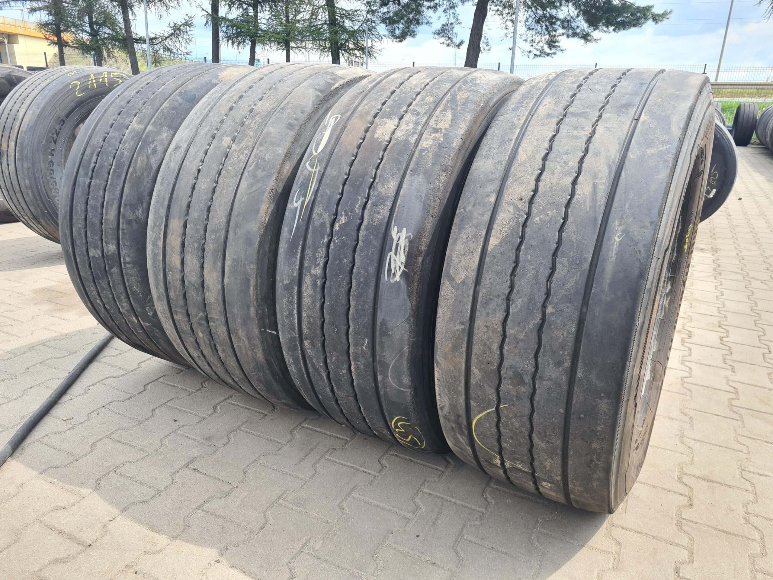 Opona ciężarowa 315/80R22.5 DUNLOP SP346 / 12mm Opony ciężarowe 385/55R22.5 CONTINENTAL CONTI HYBRID HT3 / 7-10mm