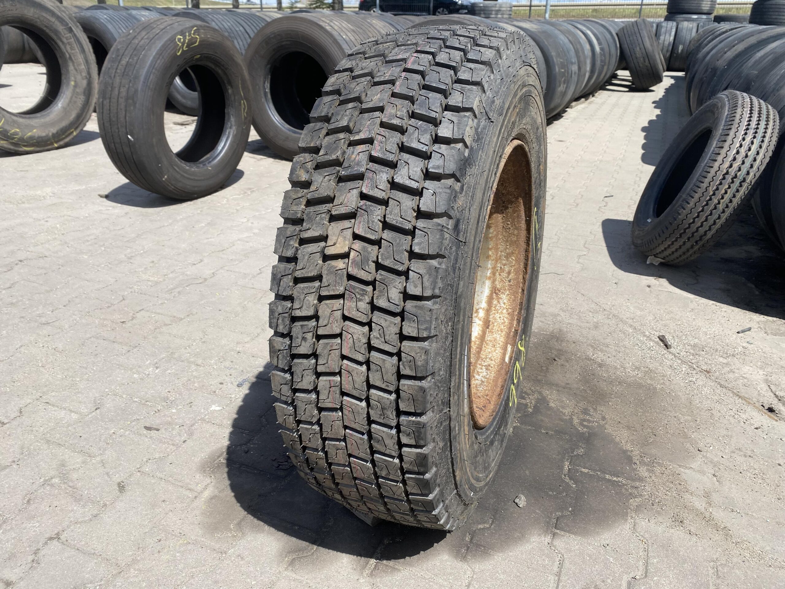 Opona ciężarowa 11.00R20 FIRESTONE HP-3000 / 90% Bieżnika Opona ciężarowa 265/70R19.5 MICHELIN XDE2+ / 100% BIEŻNIKA