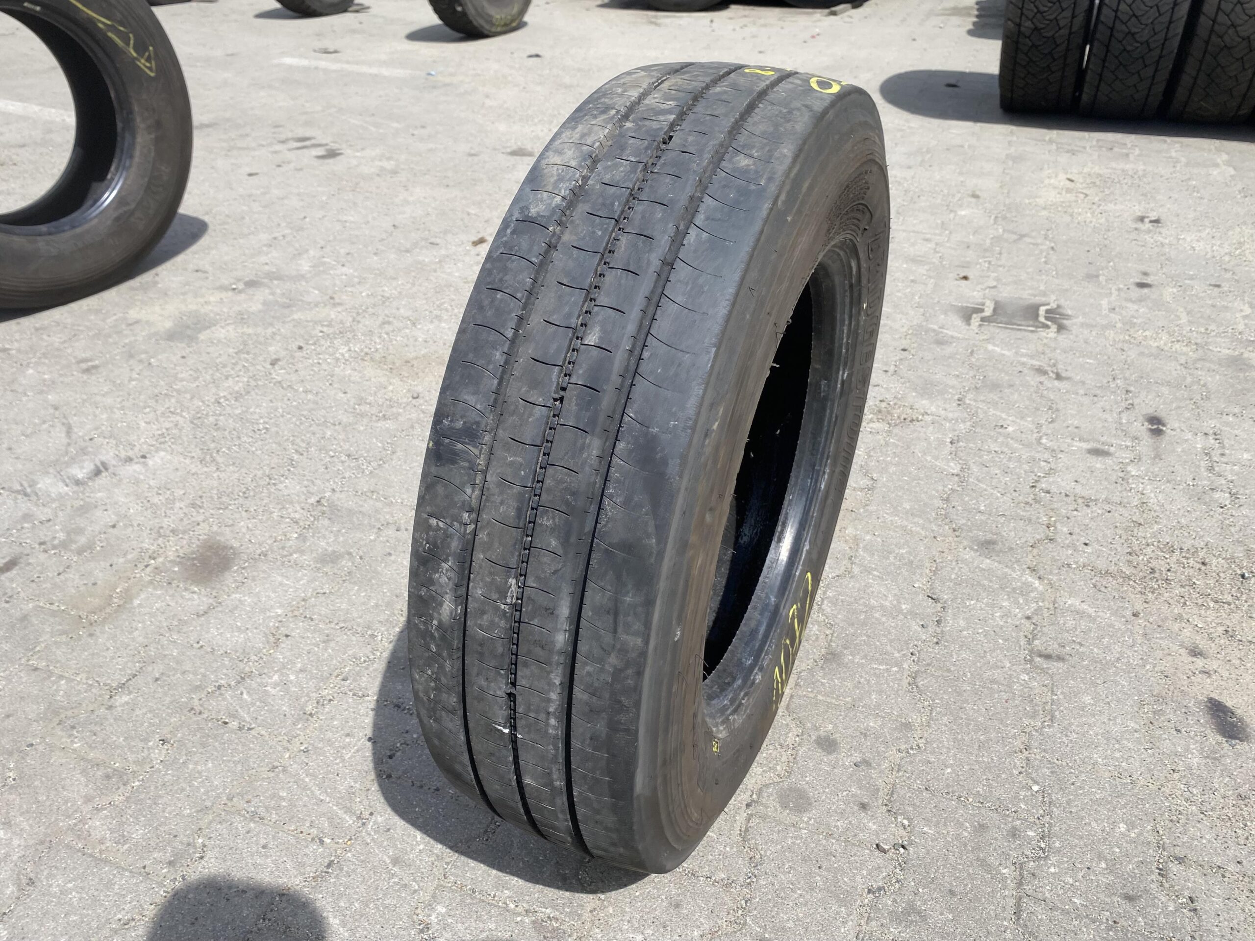 Opona ciężarowa 12.00R20 CONTINENTAL HDC / 80% Bieżnika Opona ciężarowa 215/75R17.5 BRIDGESTONE R-STEER 002 / 7-8mm