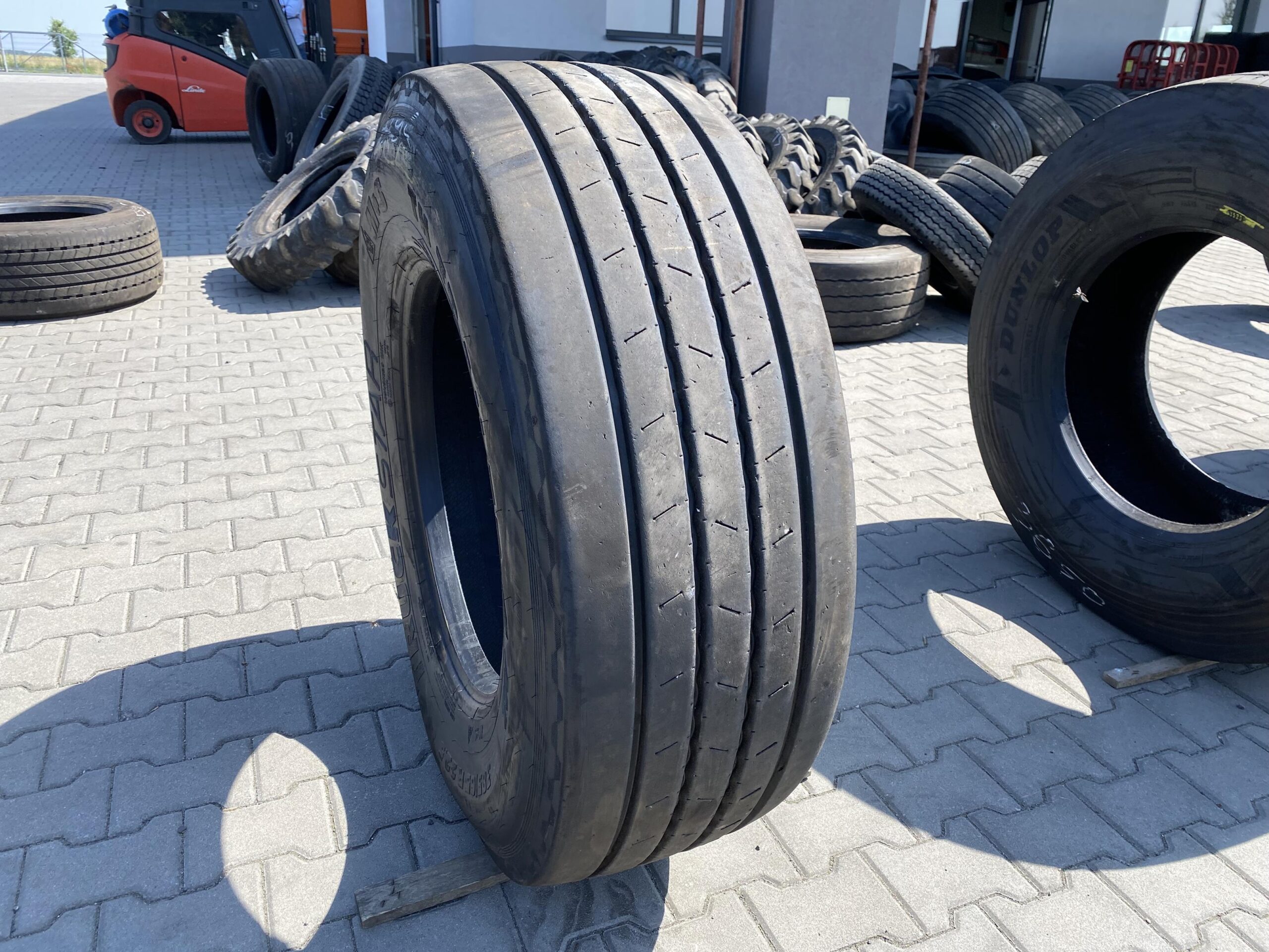 Opona ciężarowa 295/60R22.5 SEMPERIT EURO-DRIVE / 8mm Opona ciężarowa 385/65R22.5 TRUCKSTAR TH TRAILER 4 / 12-13mm