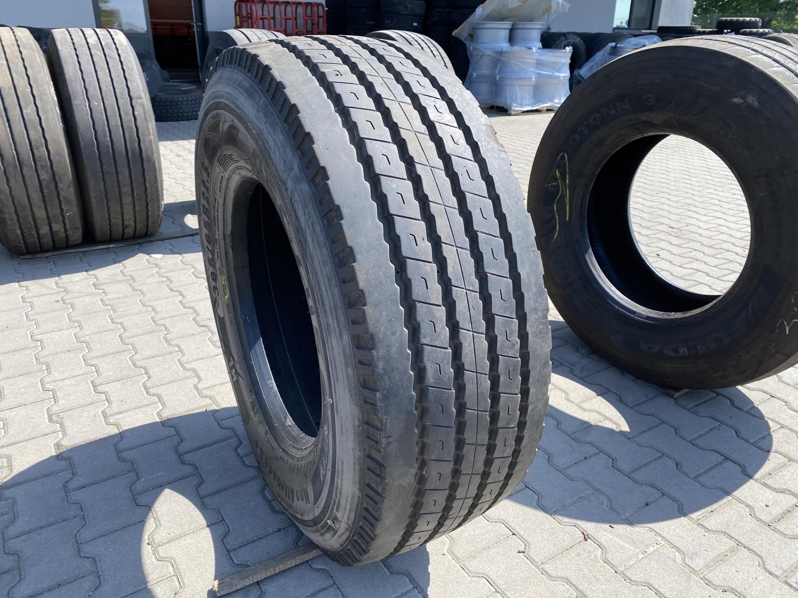 Opona ciężarowa 445/45R19.5 GOODYEAR KMAX T GEN-2 / 7mm Opona ciężarowa 385/65R22.5 AEOLUS NEO ALLROADS S + / 14-15mm