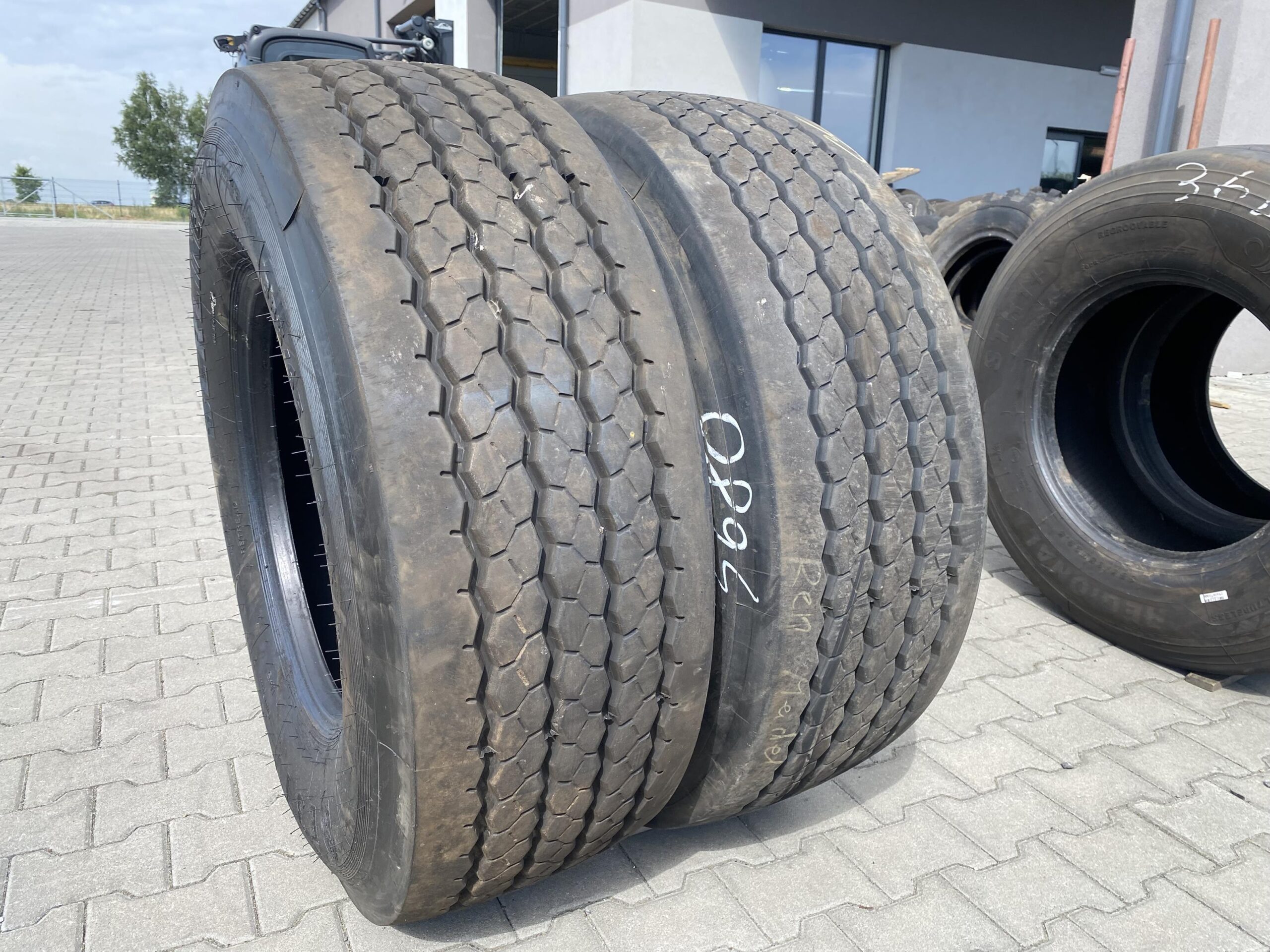 Opony ciężarowe 385/65R22.5 KRONE KR911 / 12-13mm Opony ciężarowe 385/65R22.5 BERLINER E3T / 14mm
