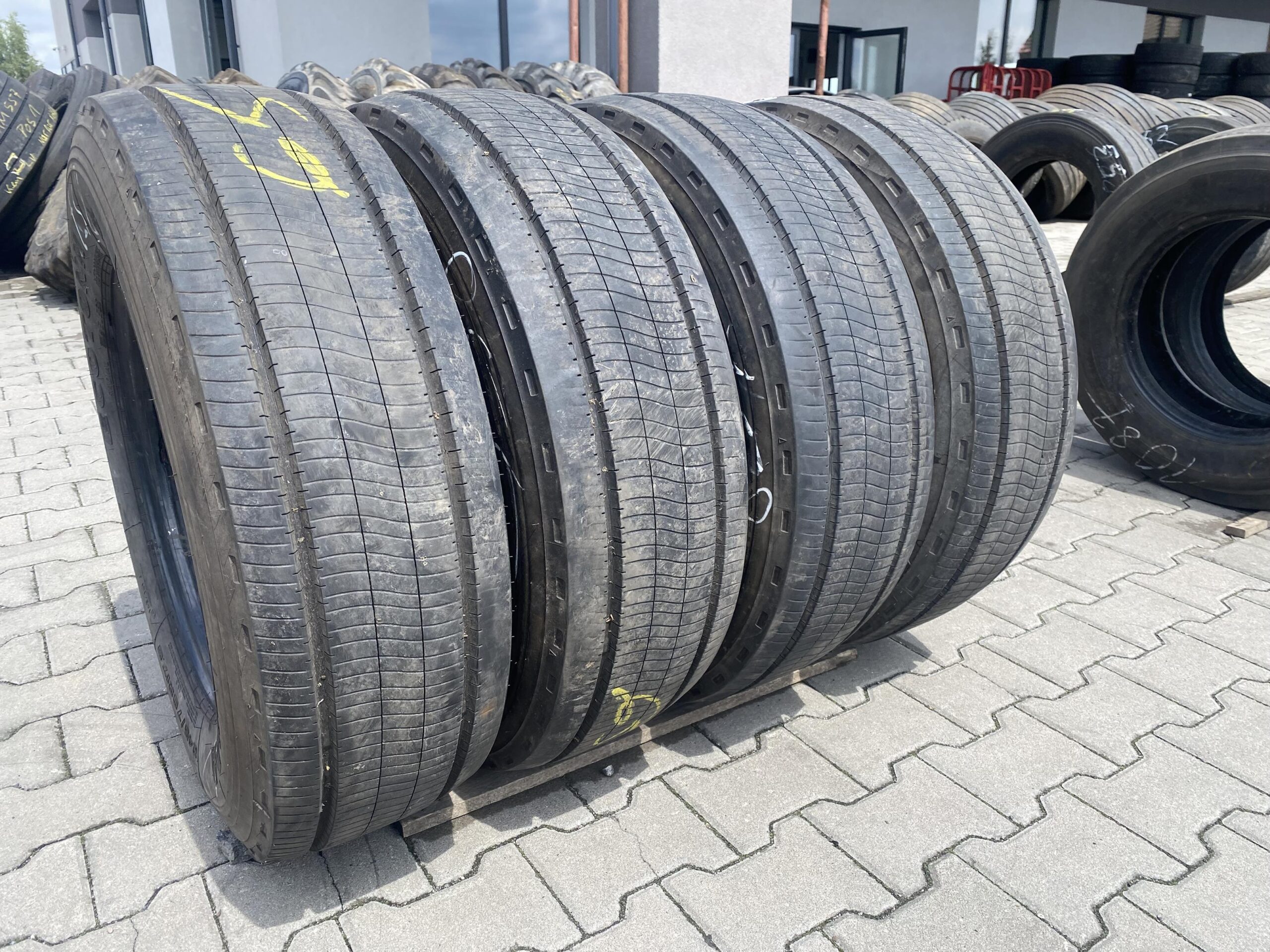 Opona do przyczepy rolniczej 10.00-20 DOUBLE STAR HP040A / do Przyczepy Rolniczej / 60% Bieżnika Opony ciężarowe 245/70R17.5 FULDA ECOTONN / 12mm