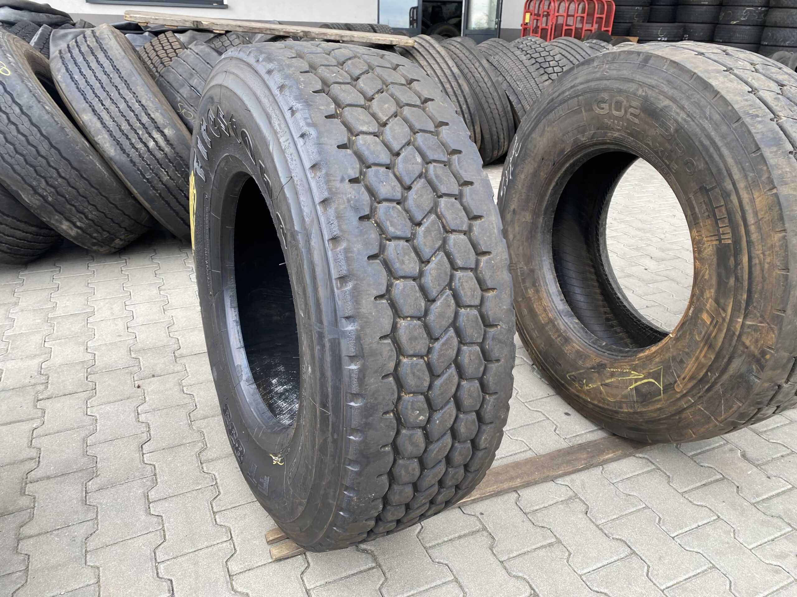 Opona ciężarowa 445/65R22.5 CONTINENTAL HTR2 / 9-11mm Opona ciężarowa 385/65R22.5 FIRESTONE FT833 / 14-15mm