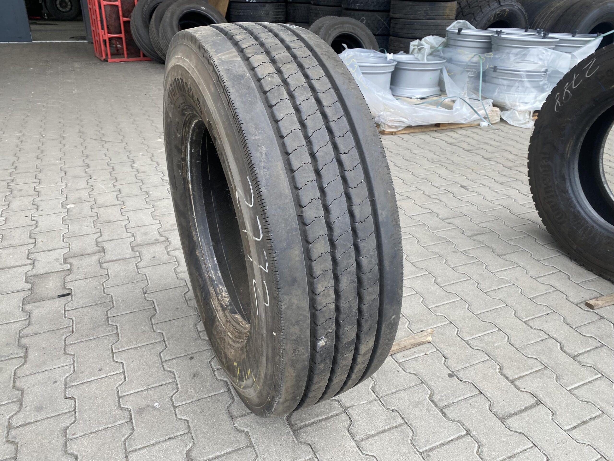 Opona ciężarowa 315/70R22.5 MICHELIN XLINE ENRGY D / 8-9mm Opona ciężarowa 315/70R22.5 AEOLUS NEO ALLROADS S / 13mm