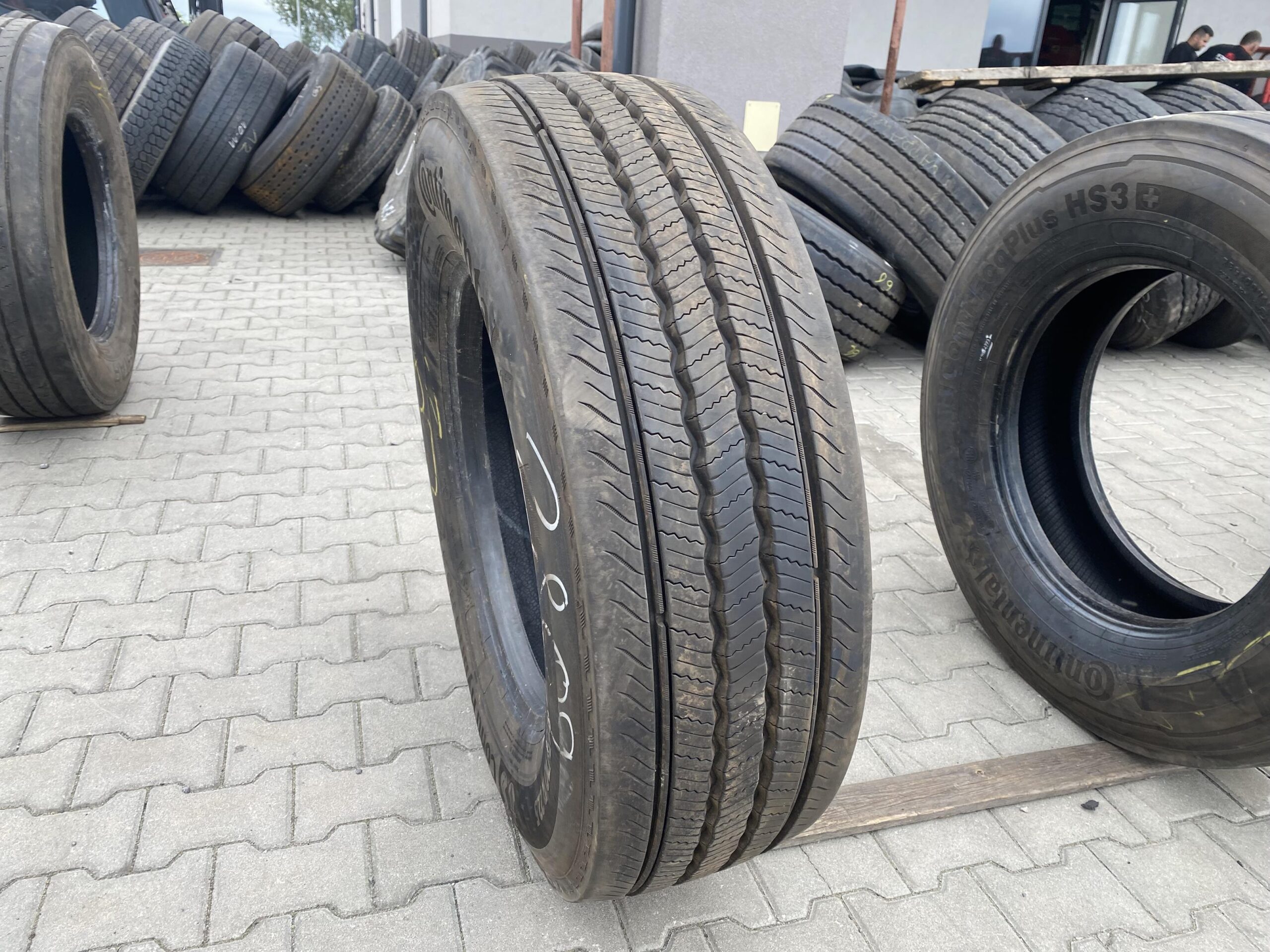 Opona ciężarowa 385/65R22.5 GOODYEAR KMAX T GEN-2 / 13-15mm Opona ciężarowa 315/70R22.5 CONTINENTAL CONTI HYBRID HS5 / 15mm