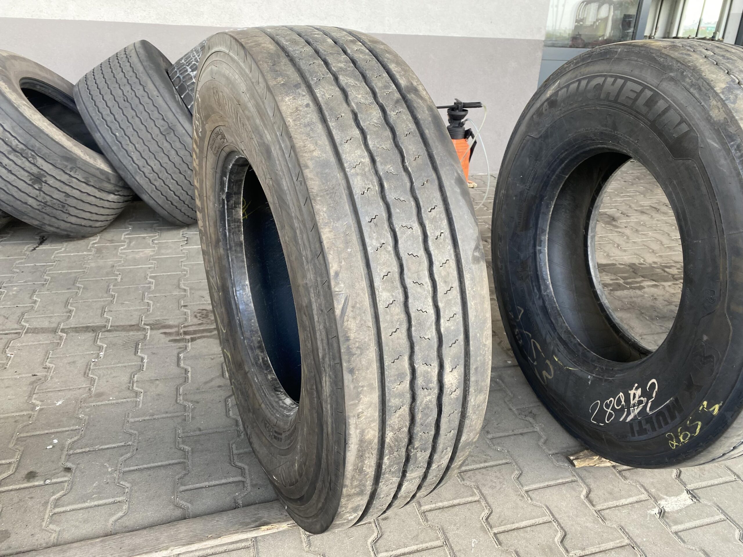 Opona ciężarowa 315/70R22.5 PIRELLI FR:01 TRIATHLON / 13mm Opona ciężarowa 315/80R22.5 SEMPERIT RUNNER F2 / 8mm