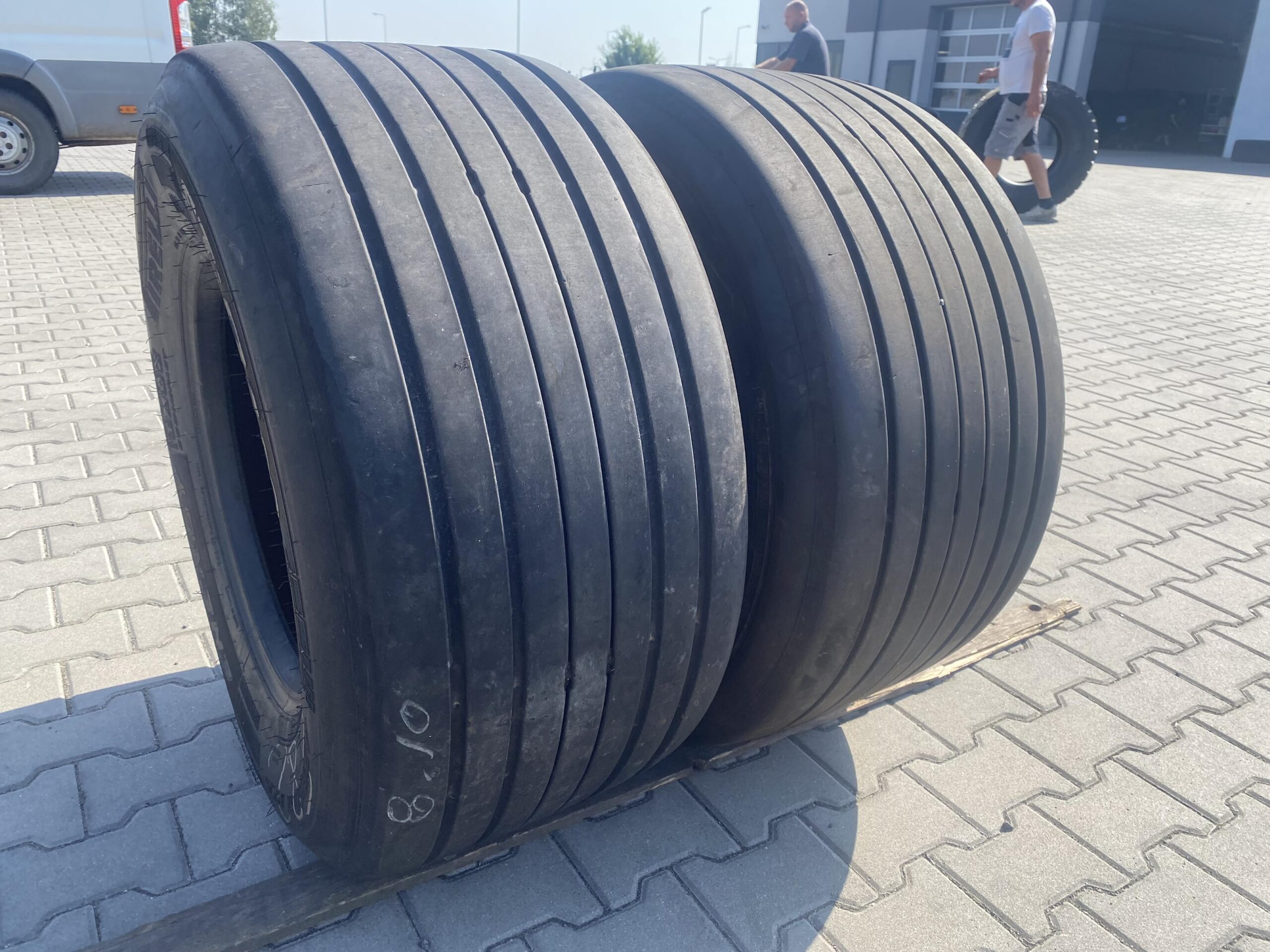 Opona ciężarowa 385/55R22.5 CONTINENTAL CONTI HYBRID HS3+ / 11-13mm Opony ciężarowe 435/50R19.5 PIRELLI ST:01 NEVERENDING ENERGY / 8mm