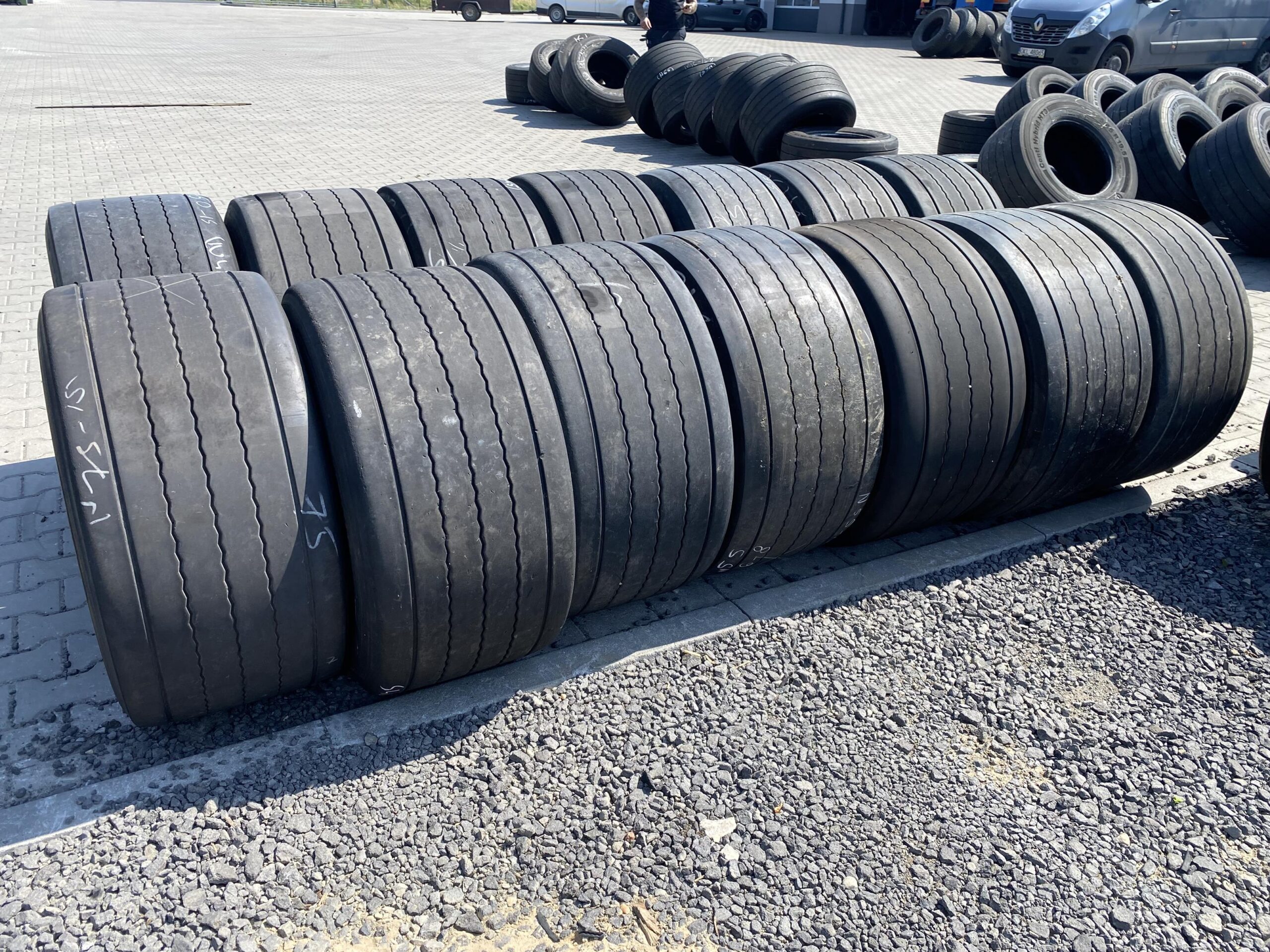 Opona ciężarowa 385/55R22.5 GOODYEAR KMAX T GEN-2 / 10-11mm Opony ciężarowe 445/45R19.5 CONTINENTAL CONTI HYBRID HT3 / 7-8mm