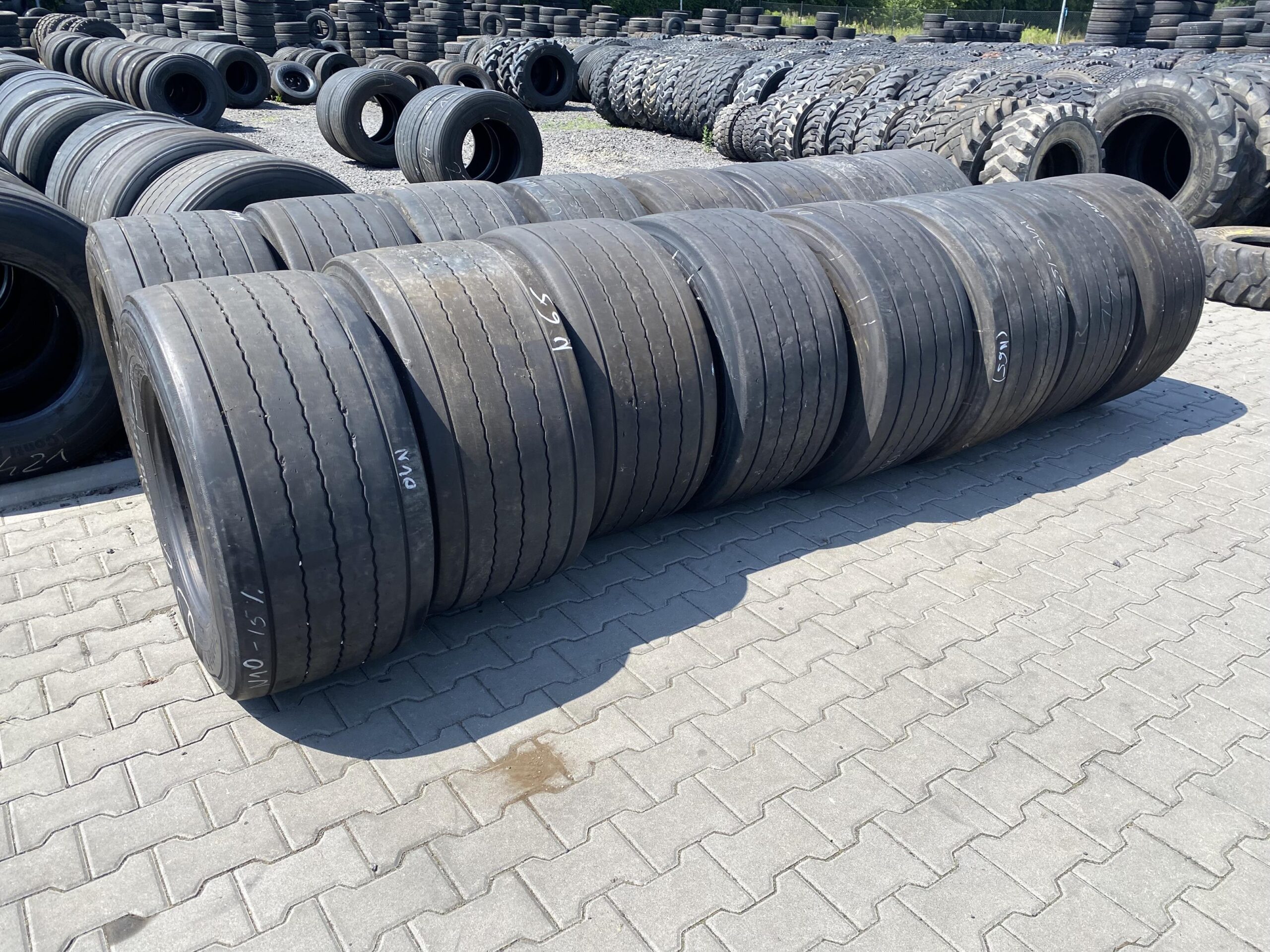 Opony do cięzarówek 12.00R20 GOODYEAR G388 / 13-16mm Opony ciężarowe 445/45R19.5 CONTINENTAL CONTI HYBRID HT3 / 7-9mm