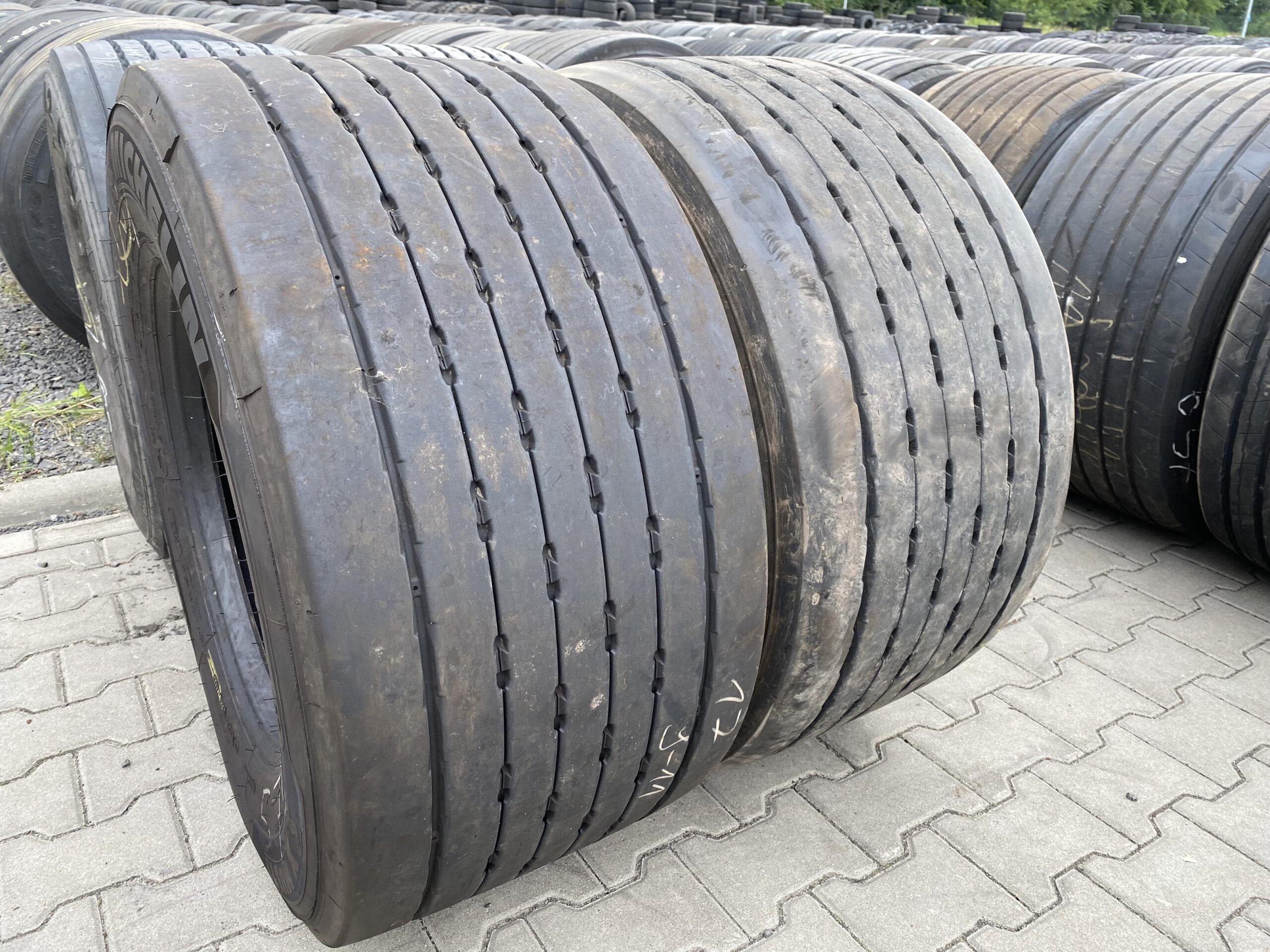Opony ciężarowe 295/55R22.5 HANKOOK DL10+ E-CUBE MAX / 8-11mm Opony ciężarowe 445/45R19.5 MICHELIN XMULTI T HL / 9-10mm