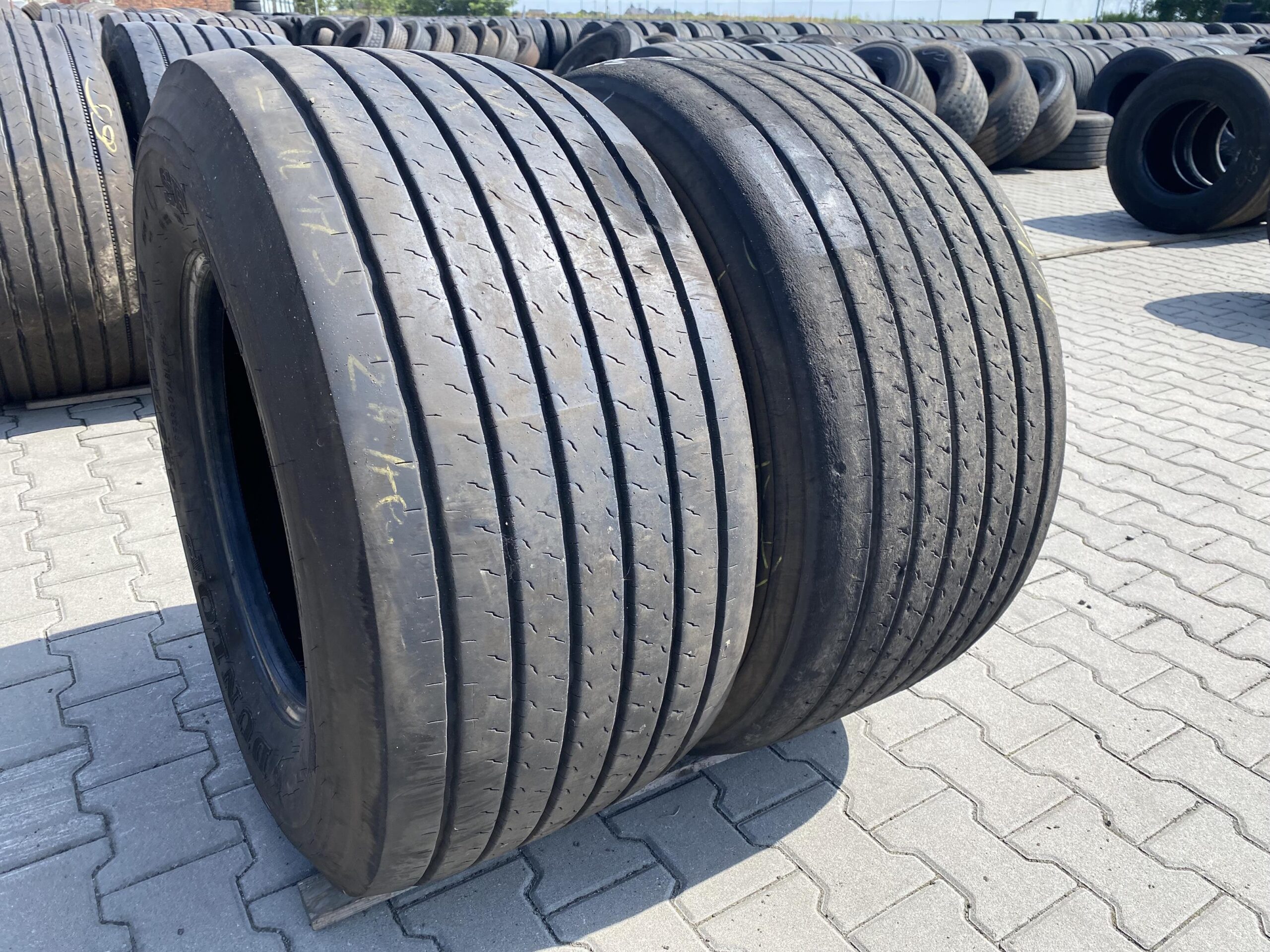 Opona ciężarowa 385/65R22.5 BIEŻNIKOWANA TYP BRIDGESTONE R-TRAILER 002 / 11-12mm Opony ciężarowe 435/50R19.5 DUNLOP SP252 / 9-10mm
