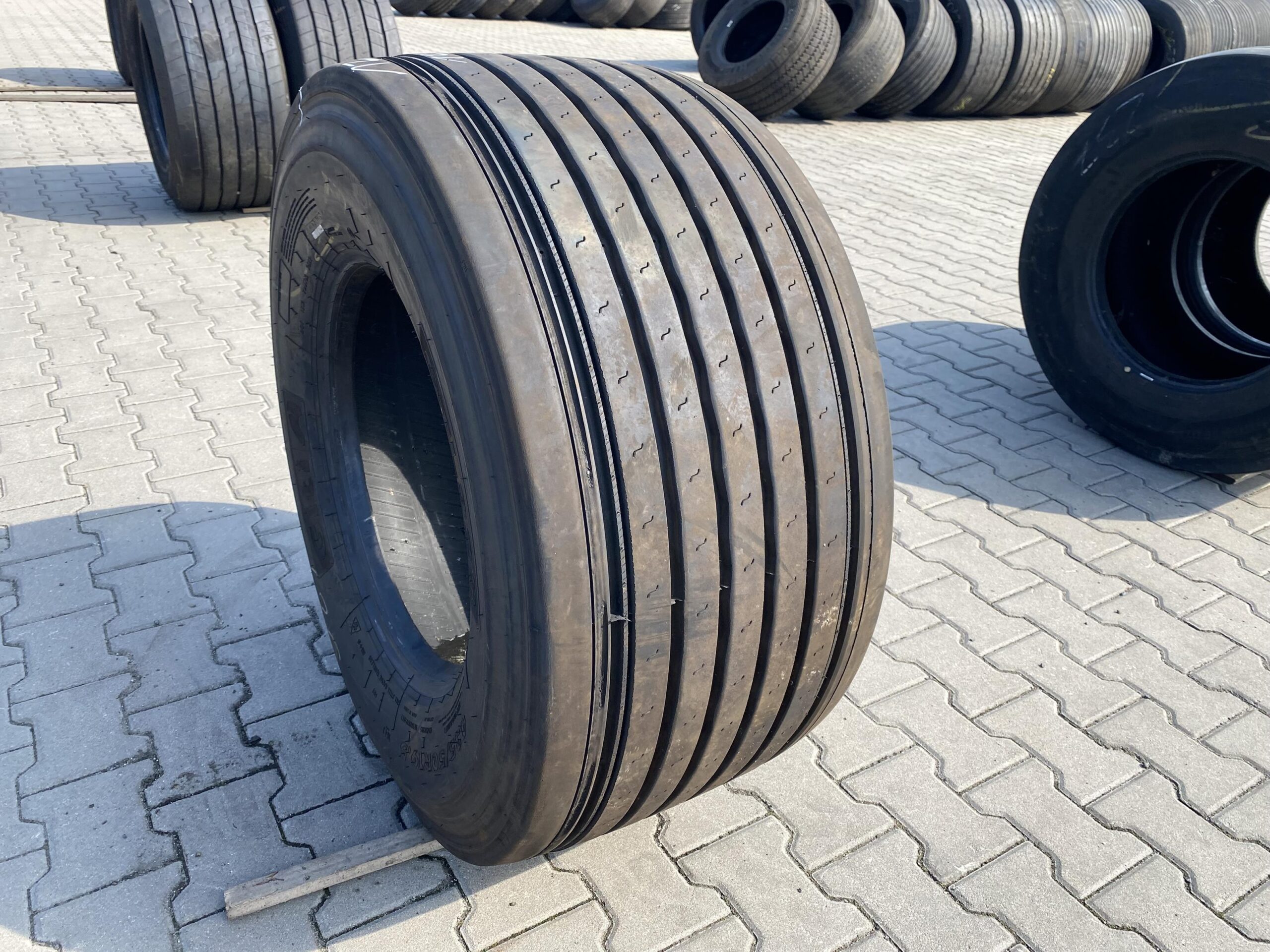 Opona ciężarowa 385/65R22.5 MICHELIN XTE3 / 9-11mm Opona ciężarowa 435/50R19.5 GITI GTL925 / 12-13mm