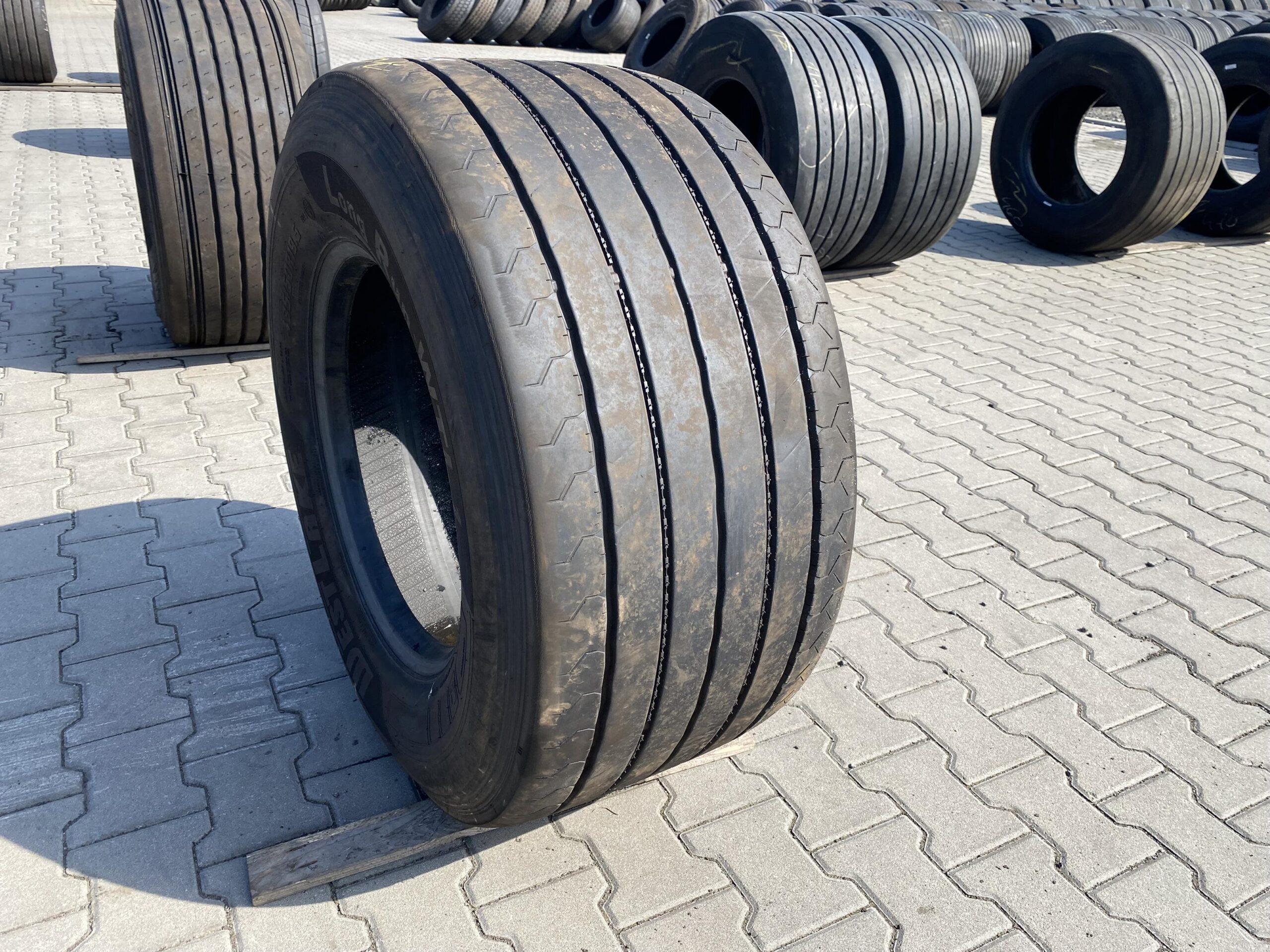 Opona ciężarowa 385/65R22.5 MICHELIN XTE3 / 9-11mm Opona ciężarowa 435/50R19.5 WESTLAKE LONG RUN WTL1 / 8-9mm