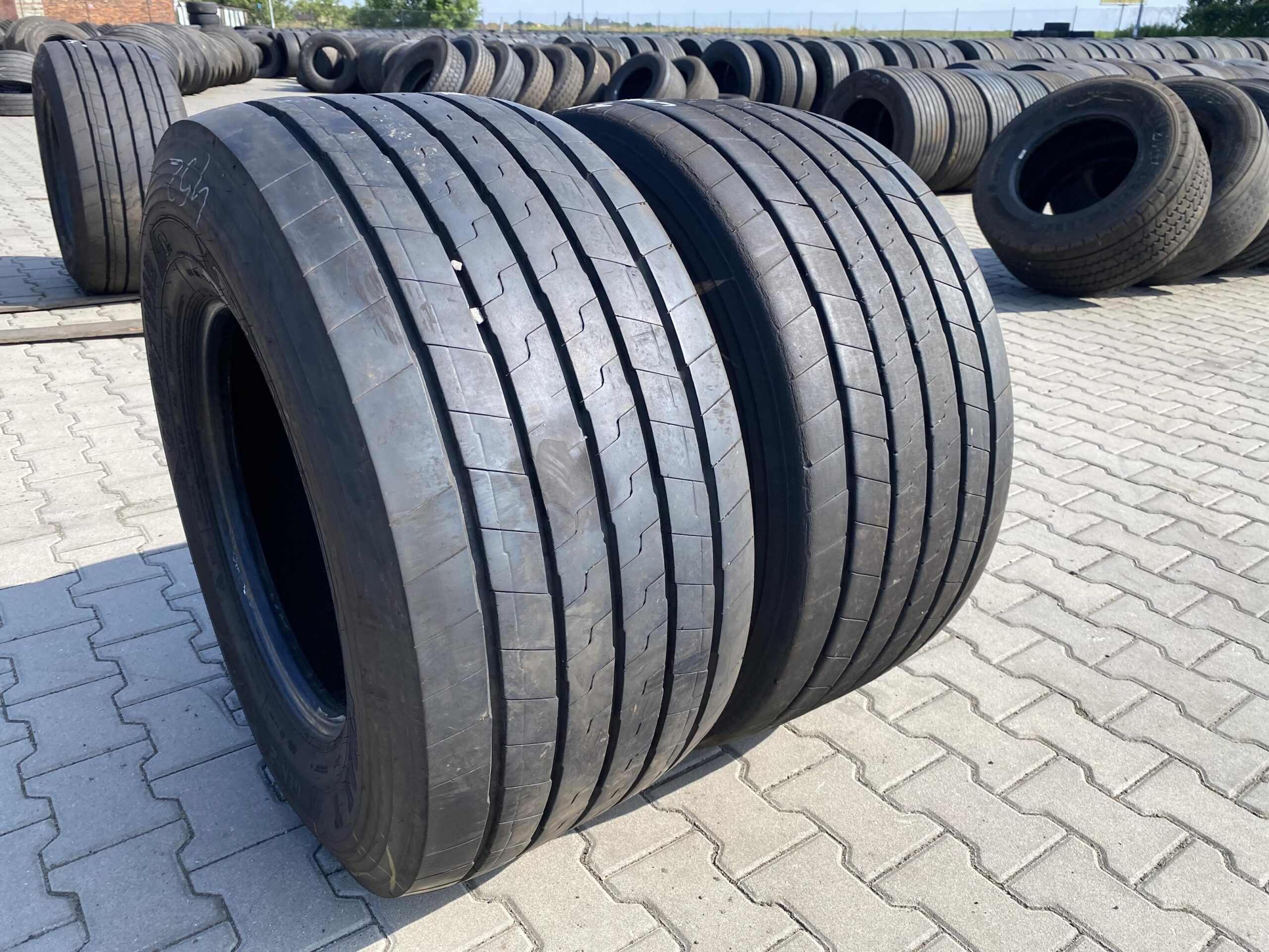 Opony ciężarowe 315/70R22.5 BARKLEY BL203+ / 10-12mm Opony ciężarowe 435/50R19.5 GOODYEAR KMAX T GEN-2 / 10-12mm