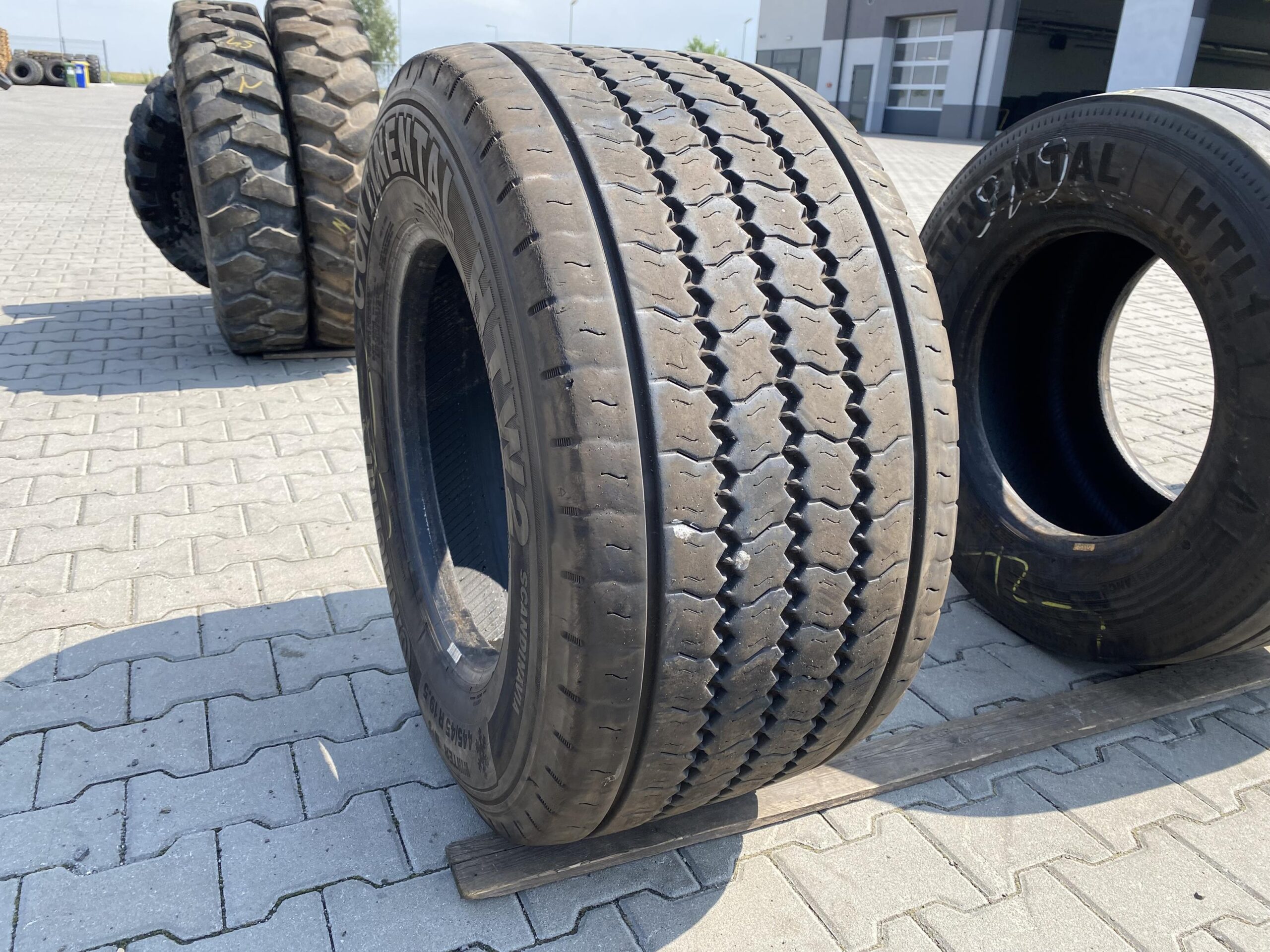 Opony ciężarowe 315/70R22.5 MICHELIN X MULTI D / 10-12mm Opona ciężarowa 445/45R19.5 CONTINENTAL CONTI SCANDINAVIA HTW2 / 9-10mm