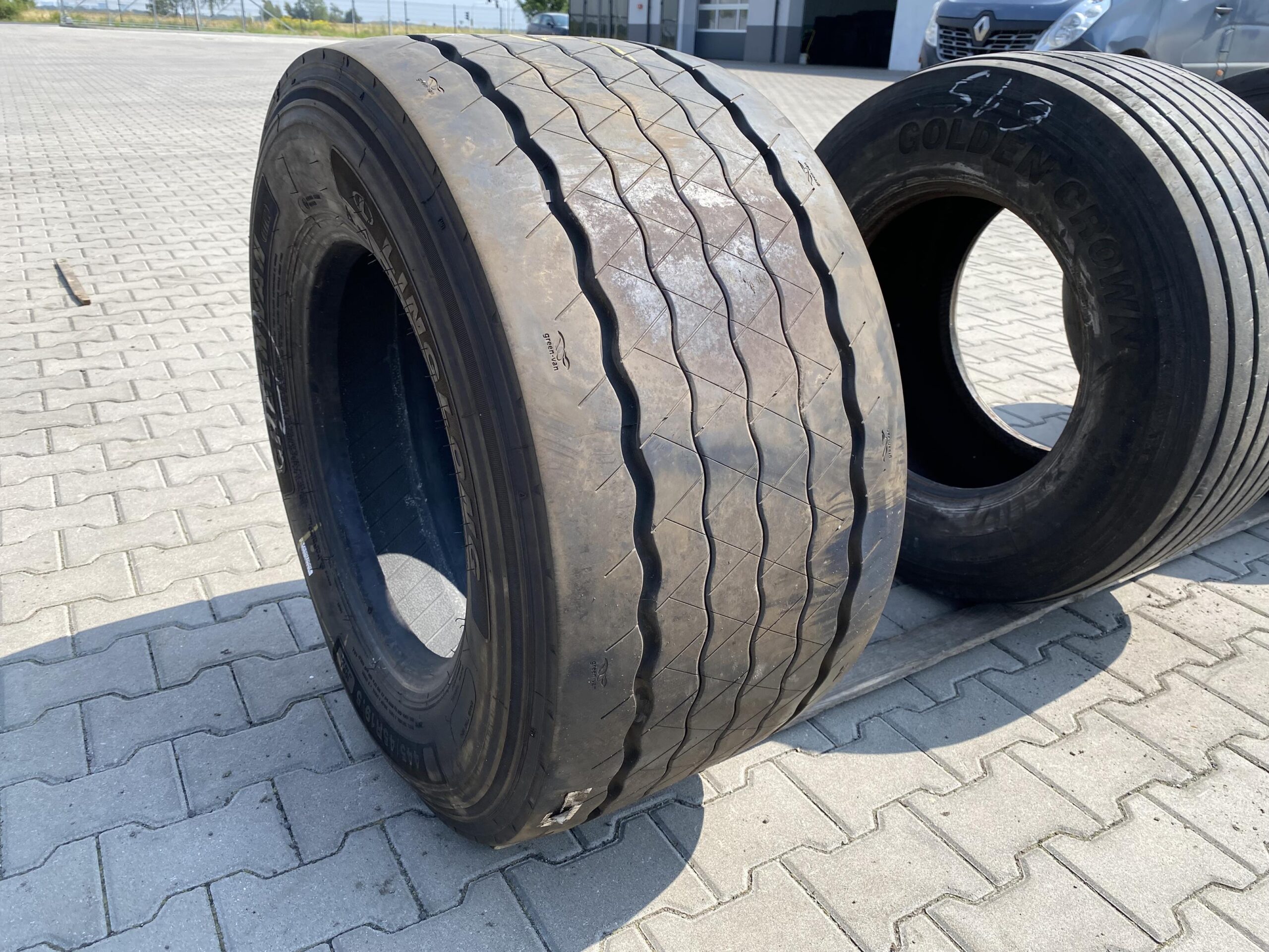 Opona ciężarowa 315/70R22.5 BARUM BD200 ROAD / 8mm Opona ciężarowa 445/45R19.5 LINGLONG GREEN-VAN ETT100 / 12-13mm