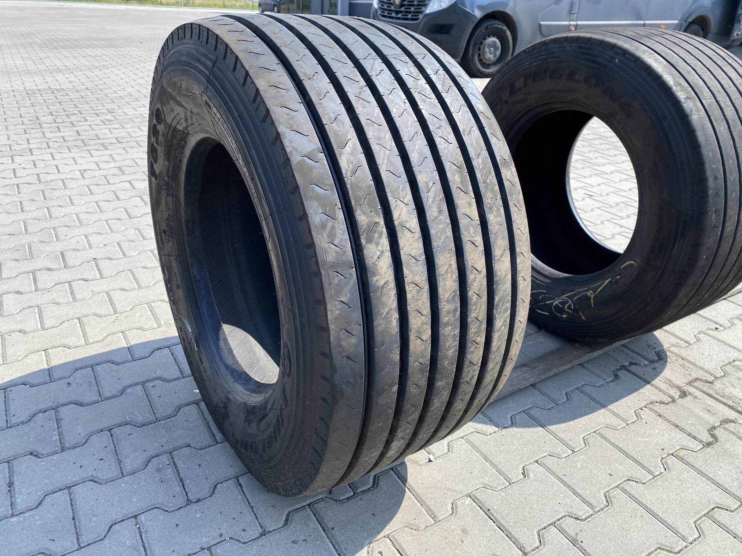 Opony ciężarowe 315/70R22.5 MICHELIN XDW ICE GRIP / 14-15mm Opona ciężarowa 445/45R19.5 LINGLONG T820 / 13-14mm