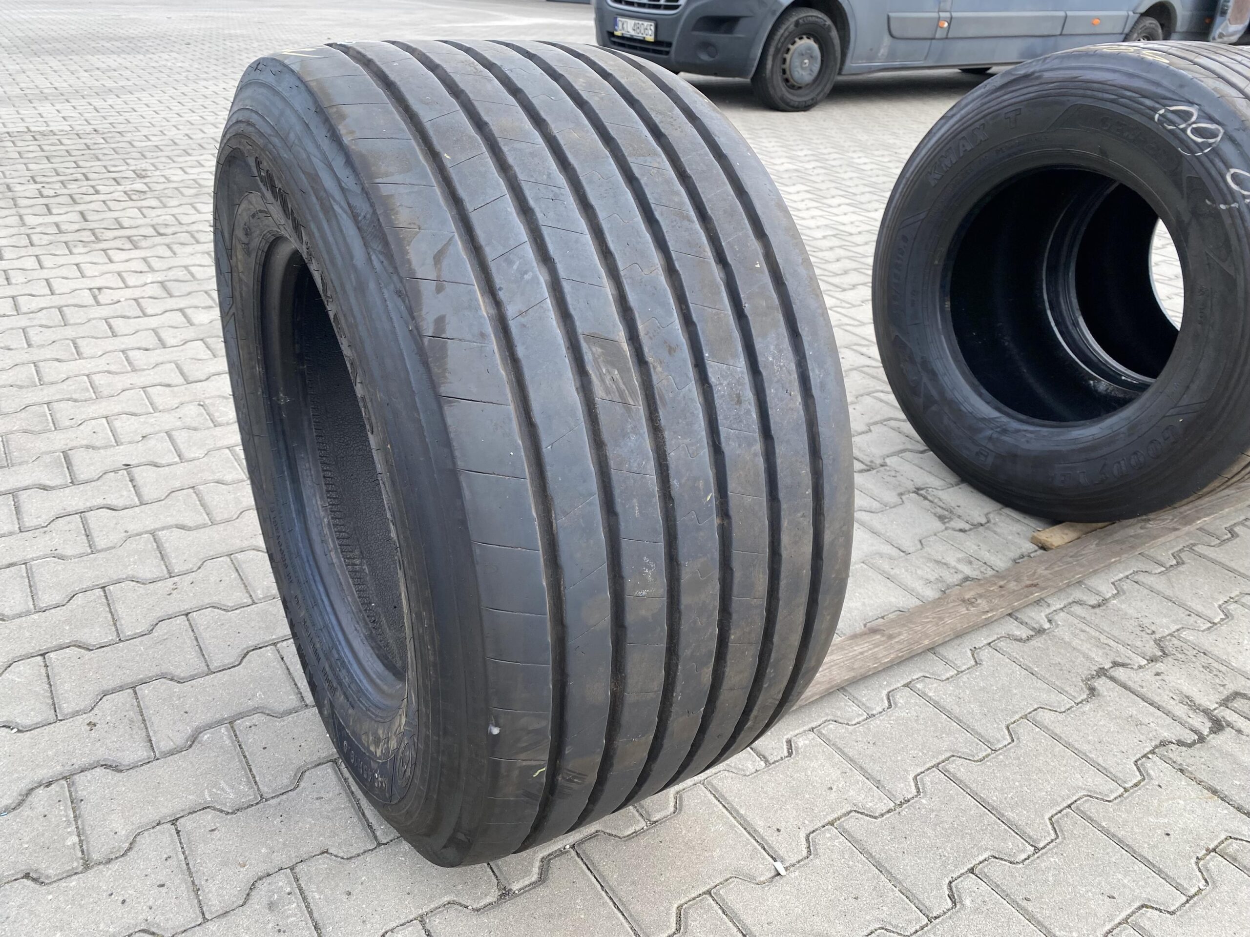 Opony ciężarowe 315/60R22.5 CONTINENTAL ECOPLUS HS3+ / 8-9mm Opona ciężarowa 445/45R19.5 GOODYEAR KMAX T GEN-2 / 8-9mm