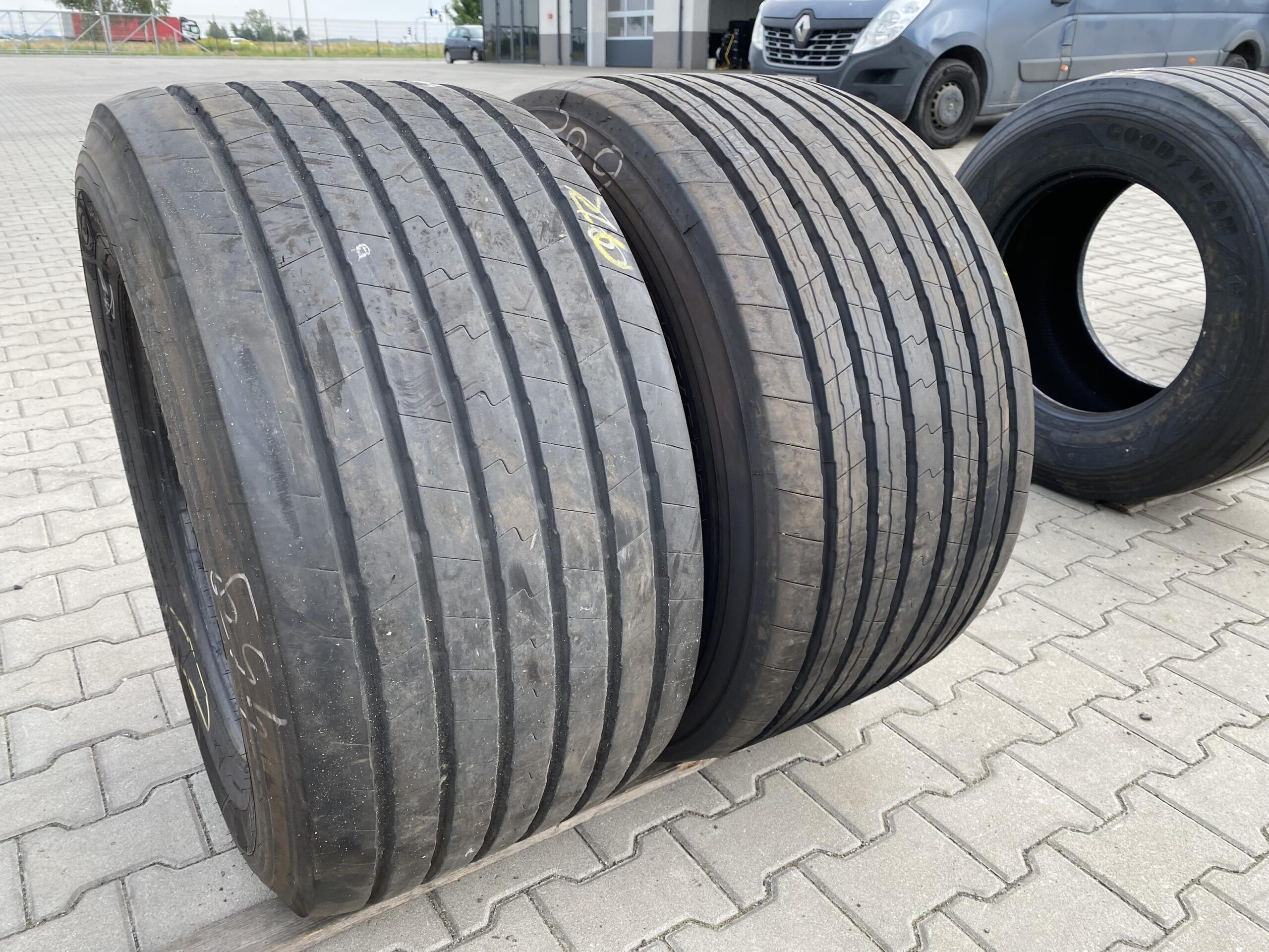 Opona ciężarowa 315/60R22.5 GOODYEAR FUELMAX S / HL / 9-10mm Opony ciężarowe 445/45R19.5 GOODYEAR KMAX T GEN-2 / 10-12mm
