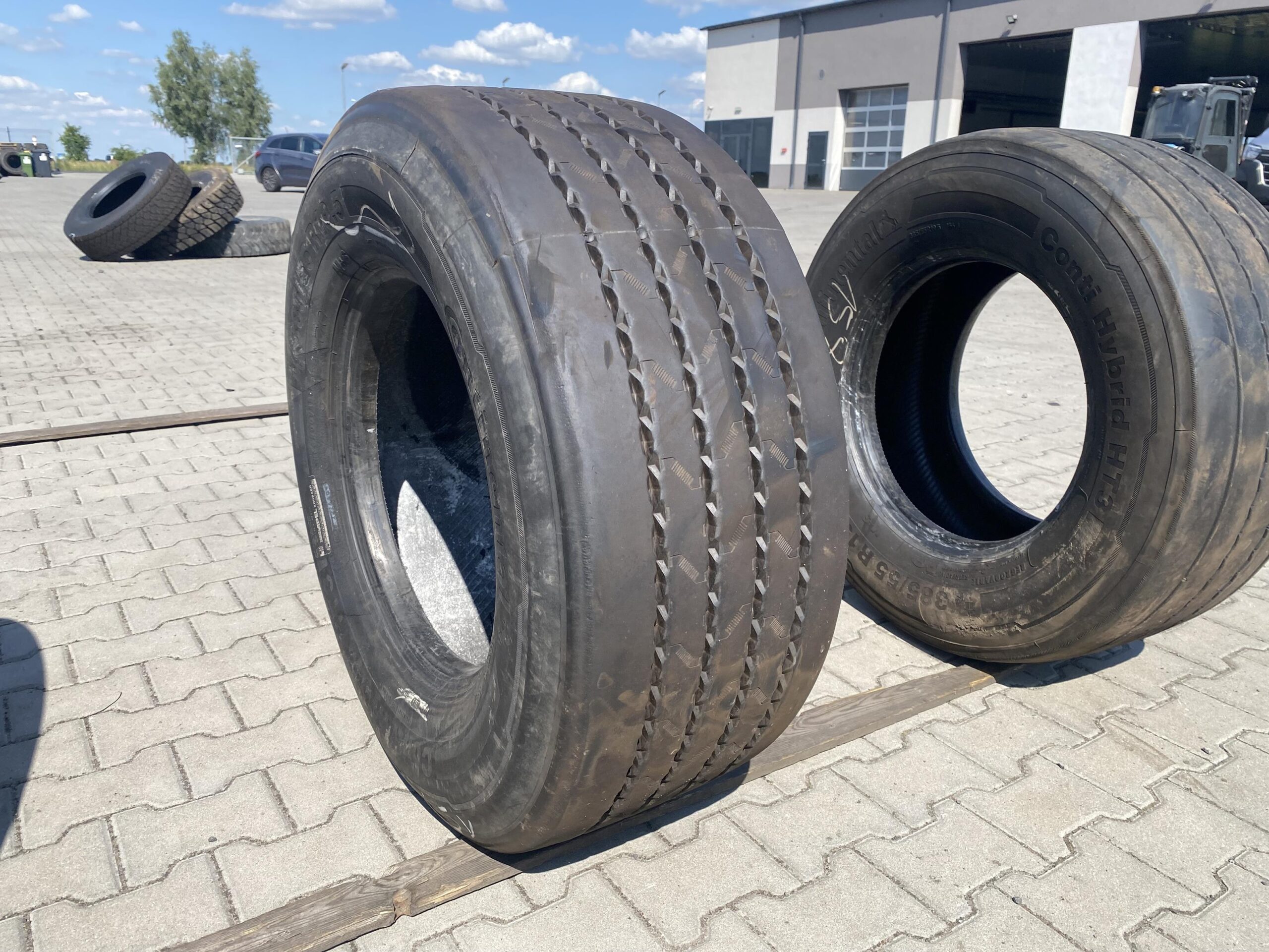 Opona ciężarowa 285/70R19.5 FALKEN RI151 / 8-9mm Opona ciężarowa 385/55R19.5 BIEŻNIKOWANA TYP CONTINENTAL HTR2 / 14mm