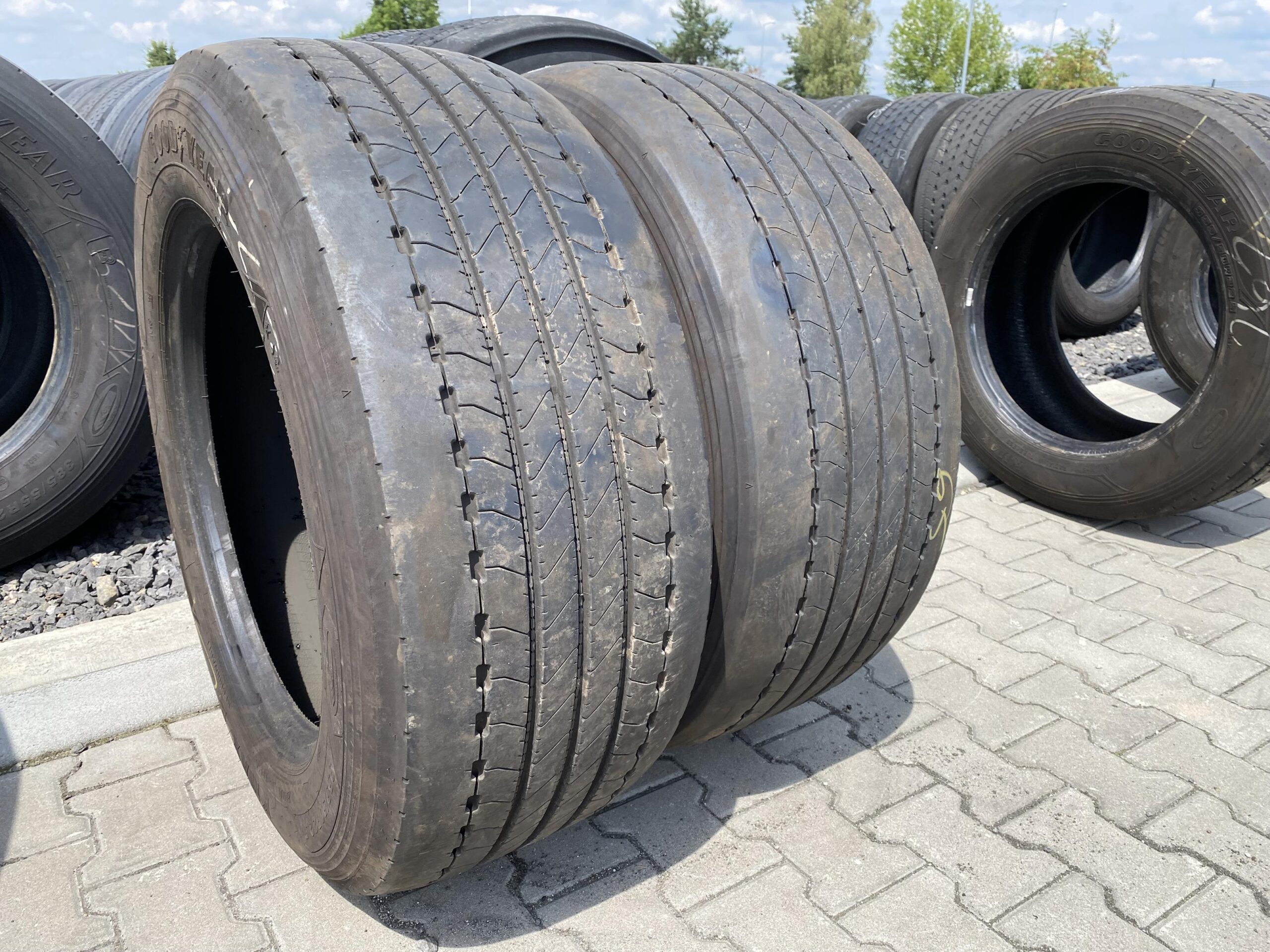 Opona ciężarowa 385/65R22.5 BRIDGESTONE R179 AS / 9-10mm Opony ciężarowe 355/50R22.5 GOODYEAR KMAX S A / 7-9mm