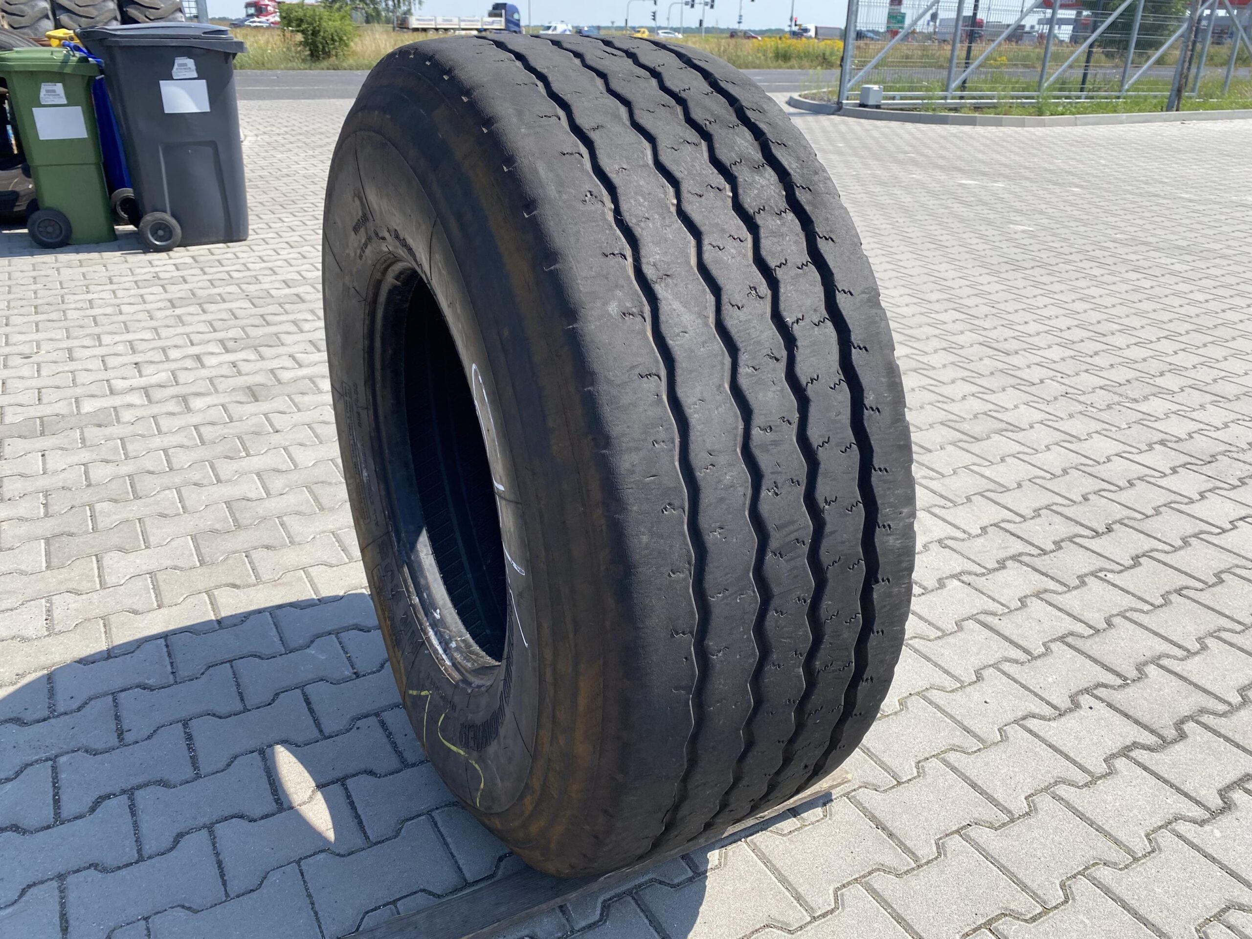 Opona ciężarowa 315/80R22.5 PNEU LAURENT PLDN2 / 14-15mm Opona ciężarowa 445/65R22.5 WINDPOWER HN805 / 7-10mm