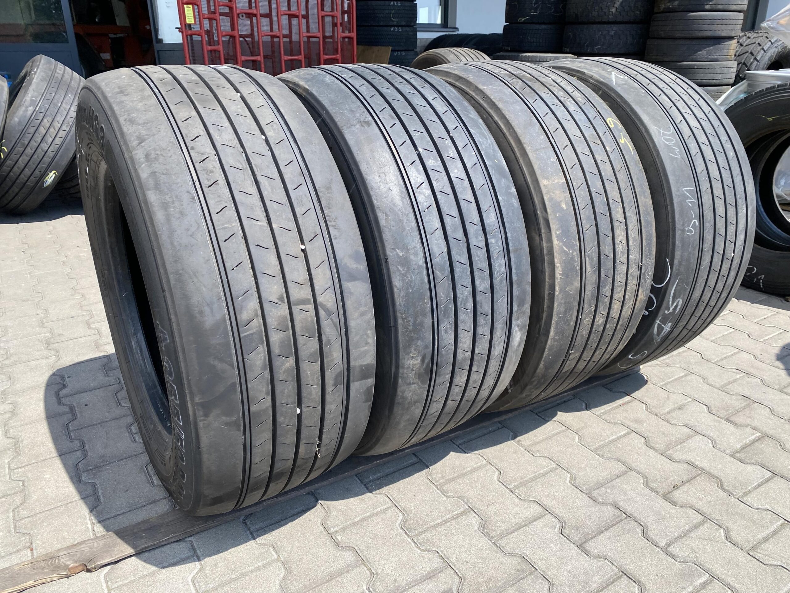 Opona ciężarowa 315/70R22.5 BIEŻNIKOWANE TYP BANDAG BDR HT4 / 13-15mm Opony ciężarowe 355/50R22.5 CONTINENTAL CONTI ECOPLUS HS3 / 8-10mm