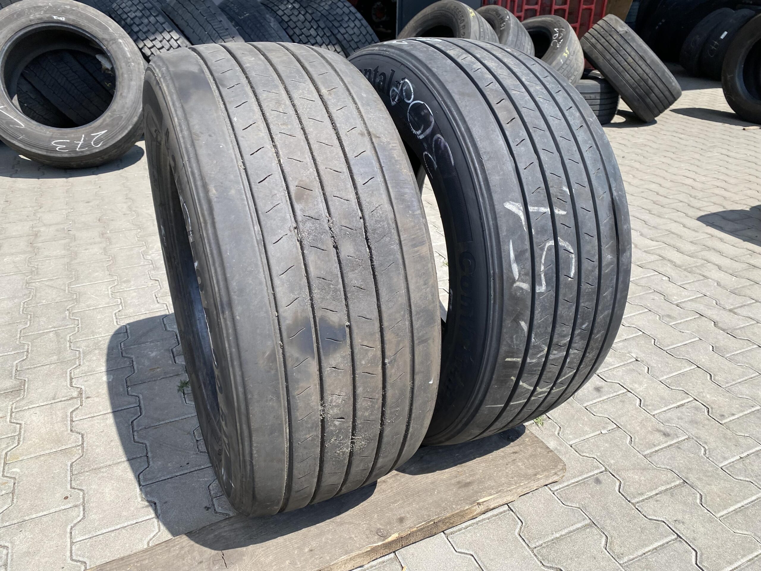 Opony ciężarowe 315/80R22.5 CONTINENTAL CONTI HYBRID HD3 / 14-18mm Opony ciężarowe 355/50R22.5 CONTINENTAL CONTI ECOPLUS HS3 / 7-8mm