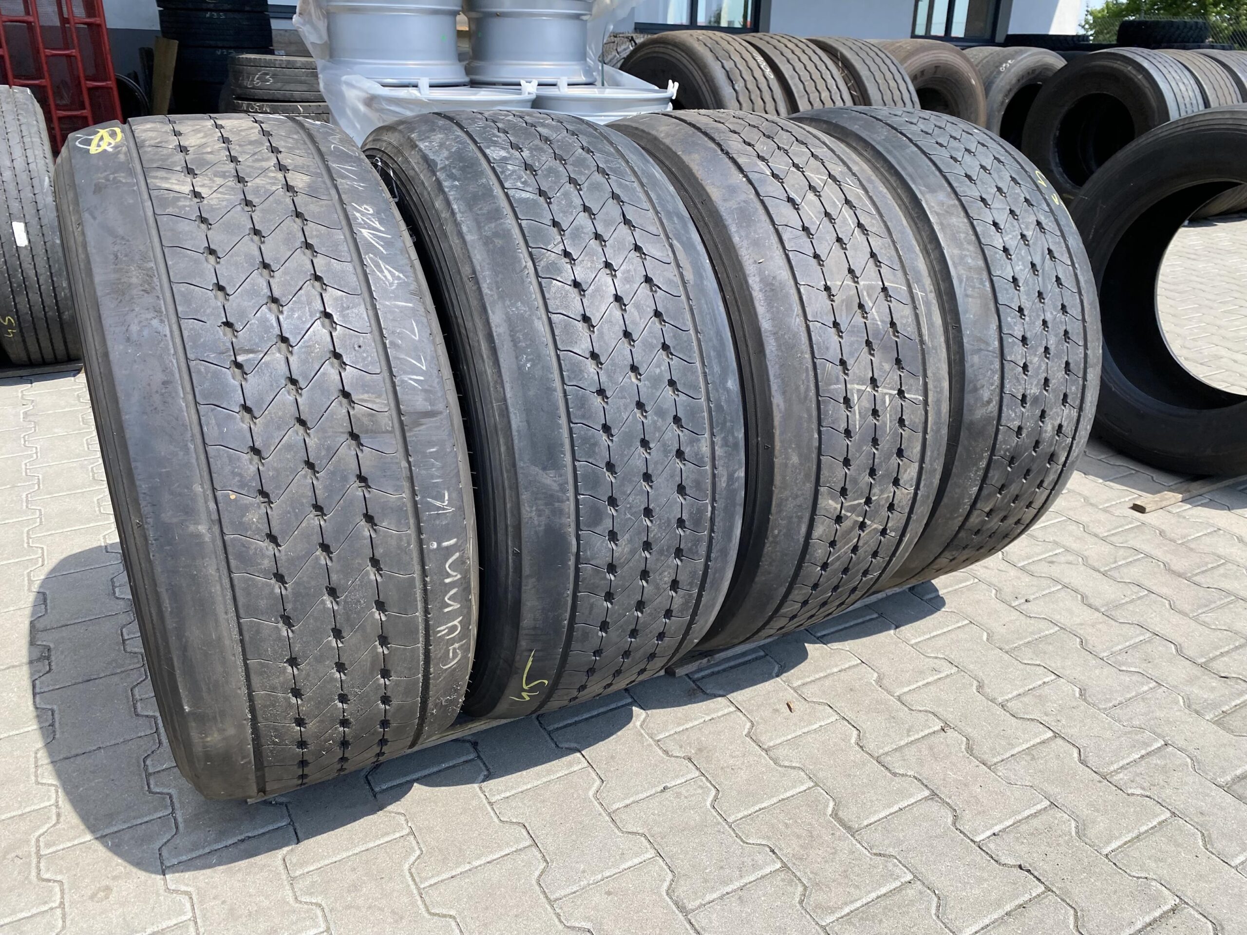 Opona ciężarowa 315/80R22.5 BERLINER B225 / 11-16mm Opony ciężarowe 355/50R22.5 GOODYEAR KMAX S / 6-9mm