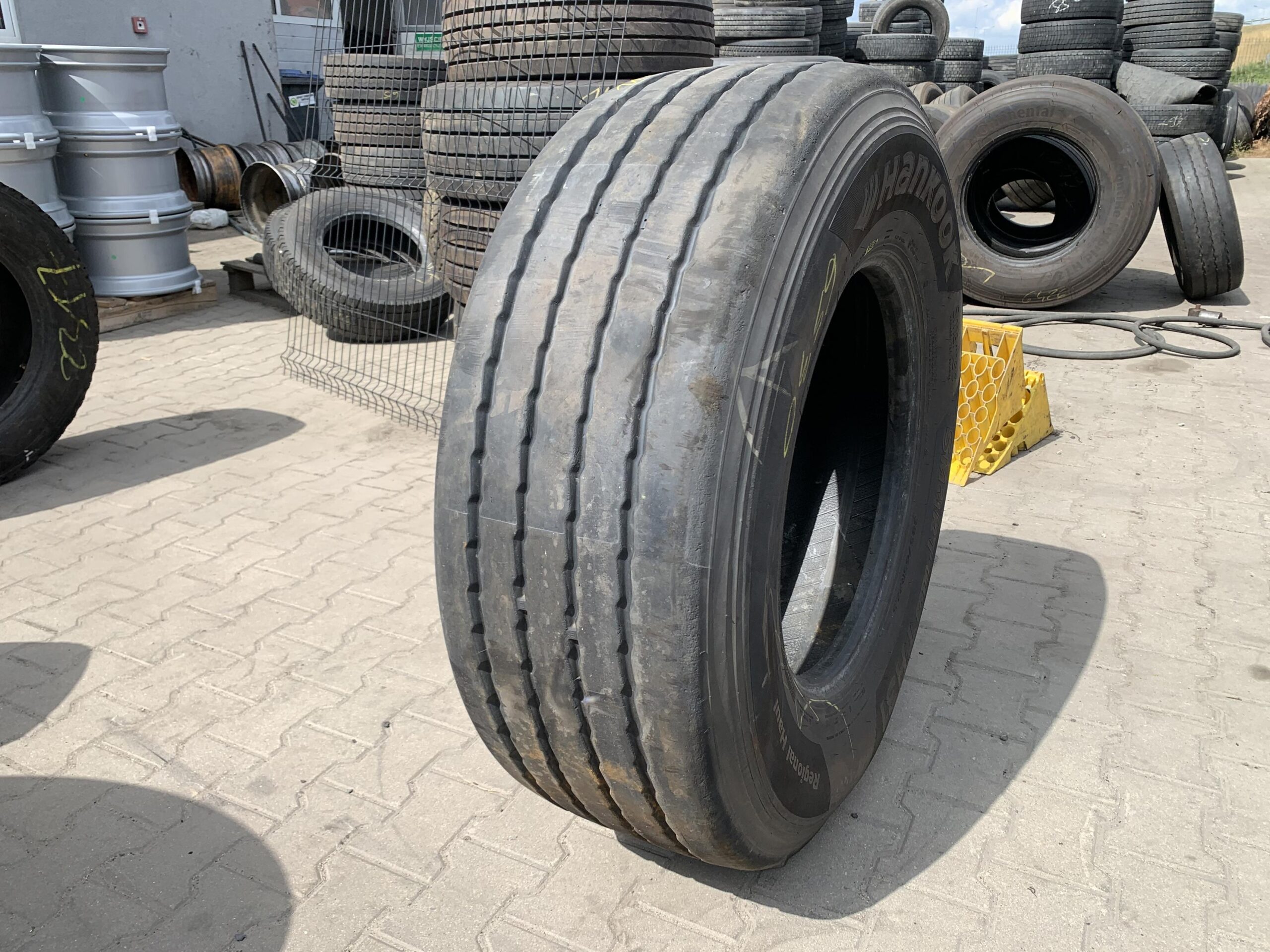 Opona do naczep ciężarowych 365/80R20 BARUM NR52 / 15mm Opona ciężarowa 385/65R22.5 HANKOOK SMART FLEX TH31 / 11-12mm